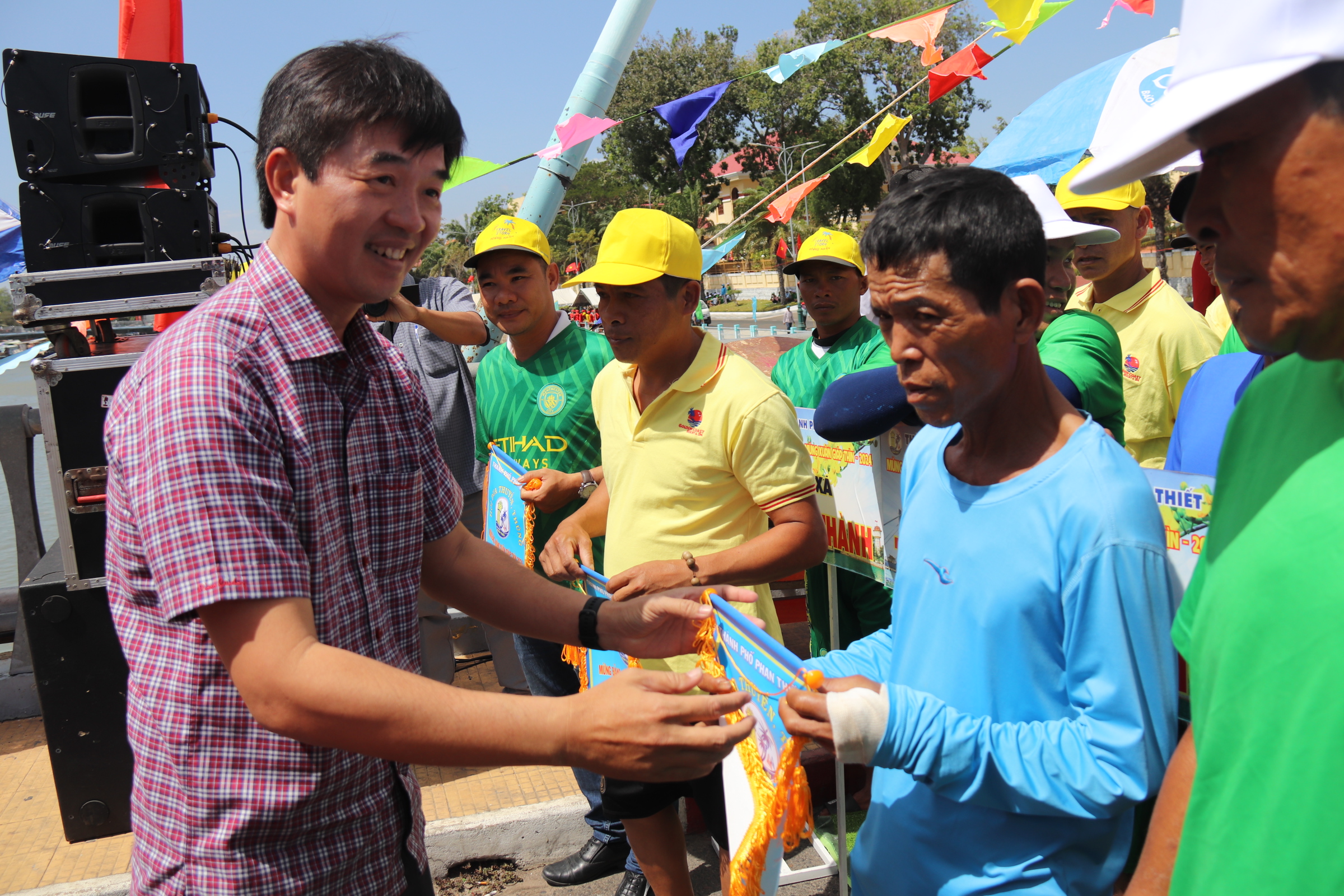 Bình Thuận: Tưng bừng lễ hội đua thuyền trên sông Cà Ty mùng 2 tết- Ảnh 13. Bình Thuận: Tưng bừng lễ hội đua thuyền trên sông Cà Ty mùng 2 tết- Ảnh 13.