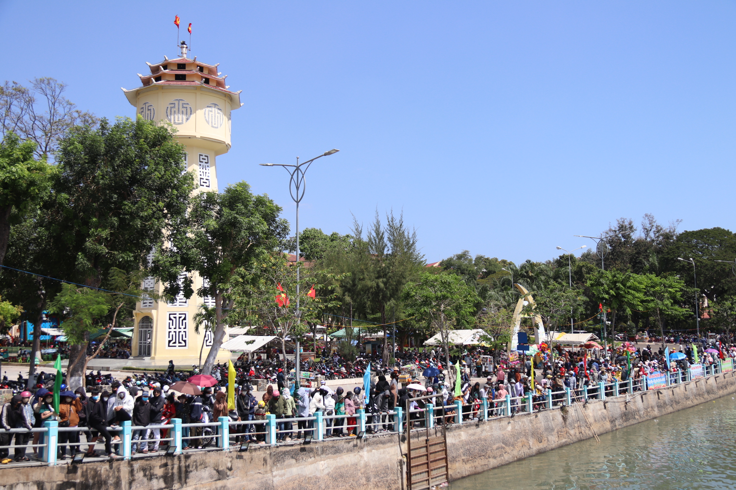 Bình Thuận: Tưng bừng lễ hội đua thuyền trên sông Cà Ty mùng 2 tết- Ảnh 12. Bình Thuận: Tưng bừng lễ hội đua thuyền trên sông Cà Ty mùng 2 tết- Ảnh 12.