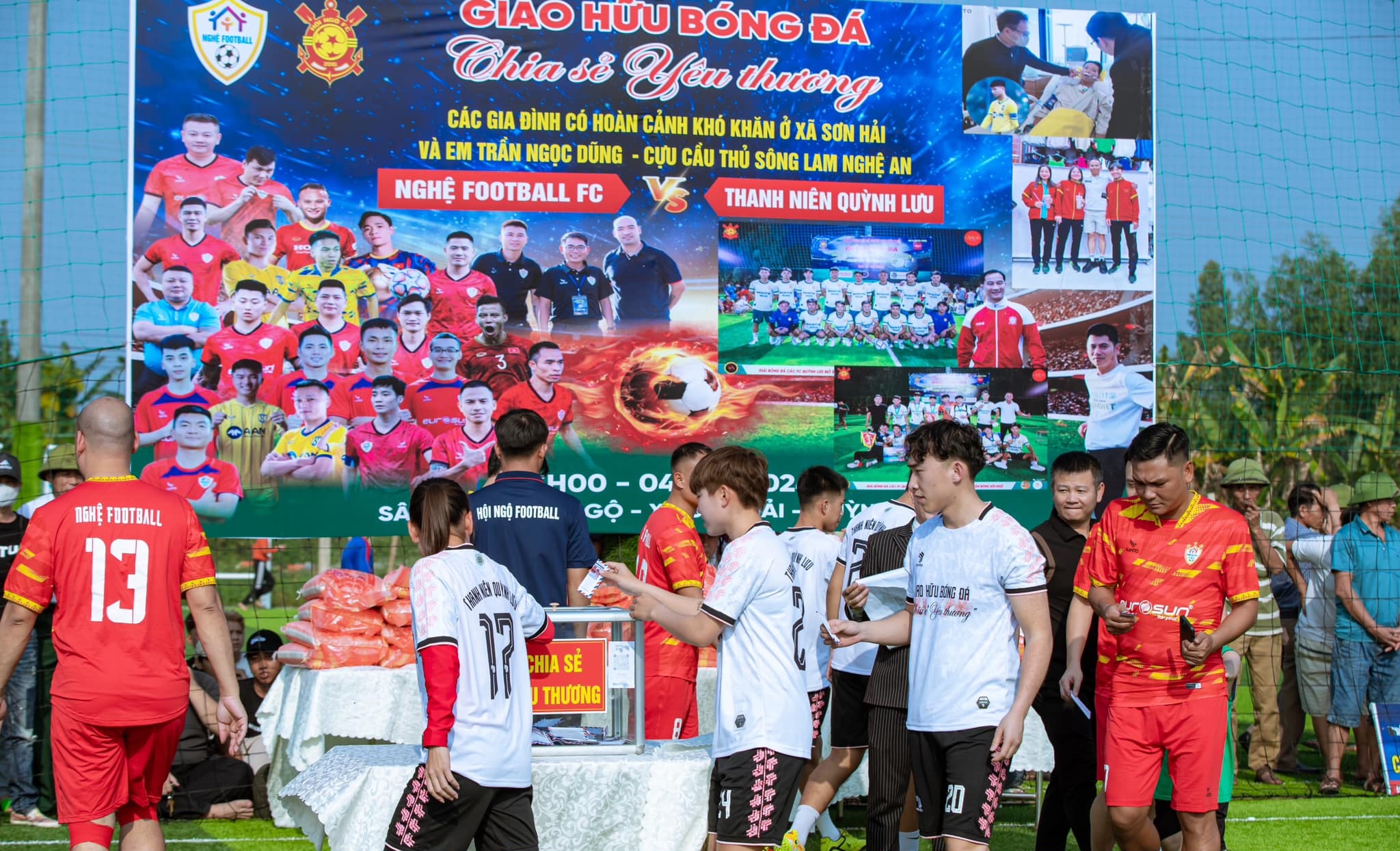 Vũ Thị Hoa cùng Nghệ Football FC đá giao hữu từ thiện ở xã Sơn Hải,  huyện Quỳnh Lưu (tỉnh Nghệ An)