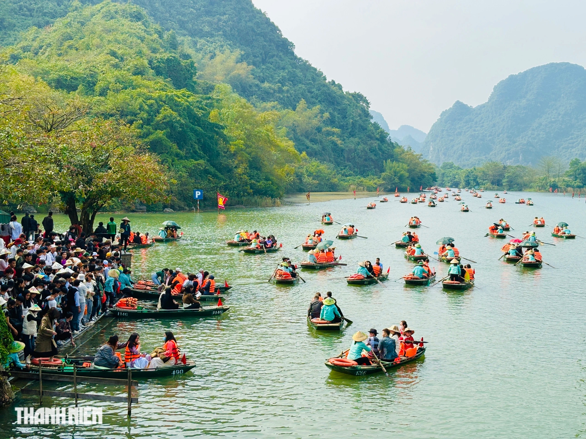 Xếp hàng chật cứng hơn 1 tiếng để vào được Tràng An- Ảnh 5.