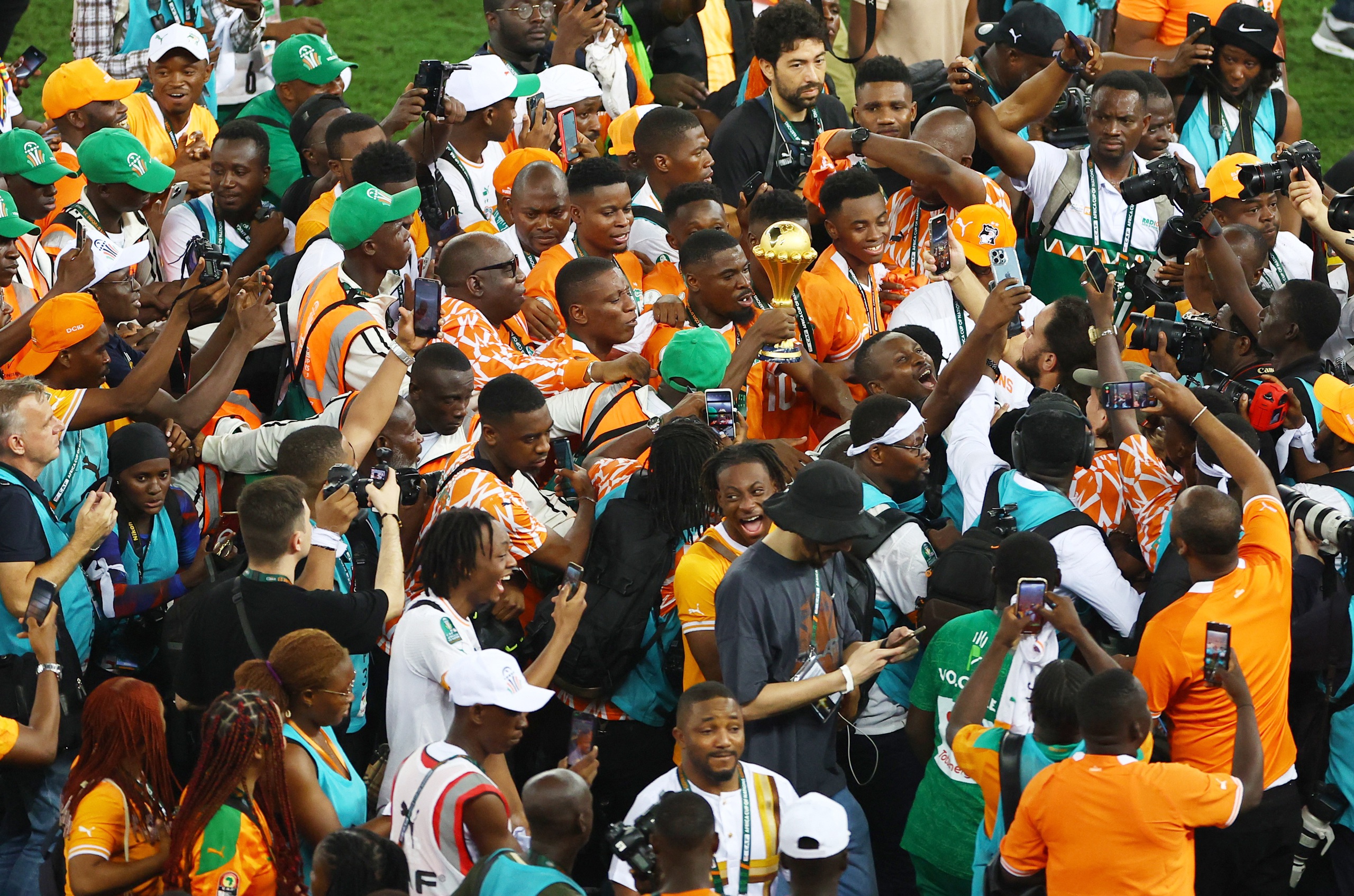 Tình cảnh trái ngược giữa đội tuyển Nigeria và Bờ Biển Ngà sau trận chung kết AFCON- Ảnh 10.