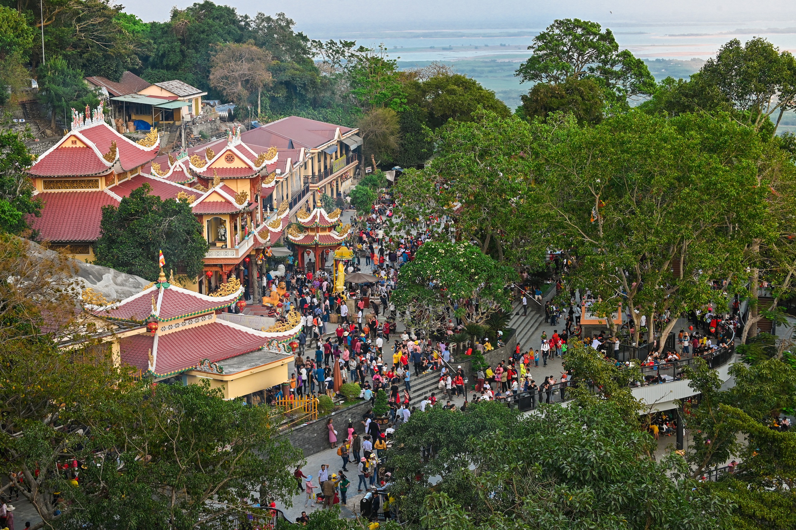 Hàng trăm ngàn du khách đi cáp treo lên núi Bà Đen hành hương mùng 4 tết- Ảnh 2.