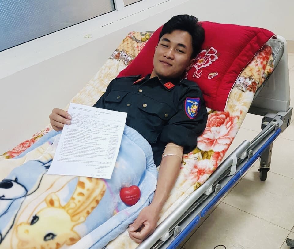 Hai chiến sĩ công an 'hỏa tốc' đi hiến máu từ tin nhắn cầu cứu qua Facebook- Ảnh 3.