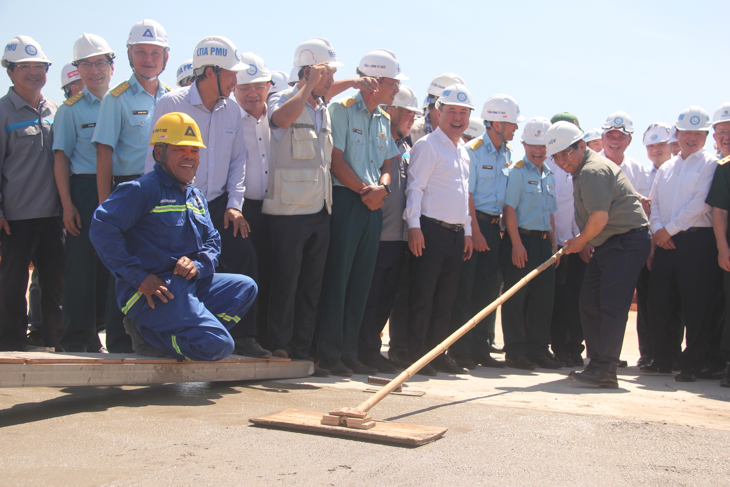 Thủ tướng Phạm Minh Chính kiểm tra, chúc tết đại công trường sân bay Long Thành- Ảnh 6.