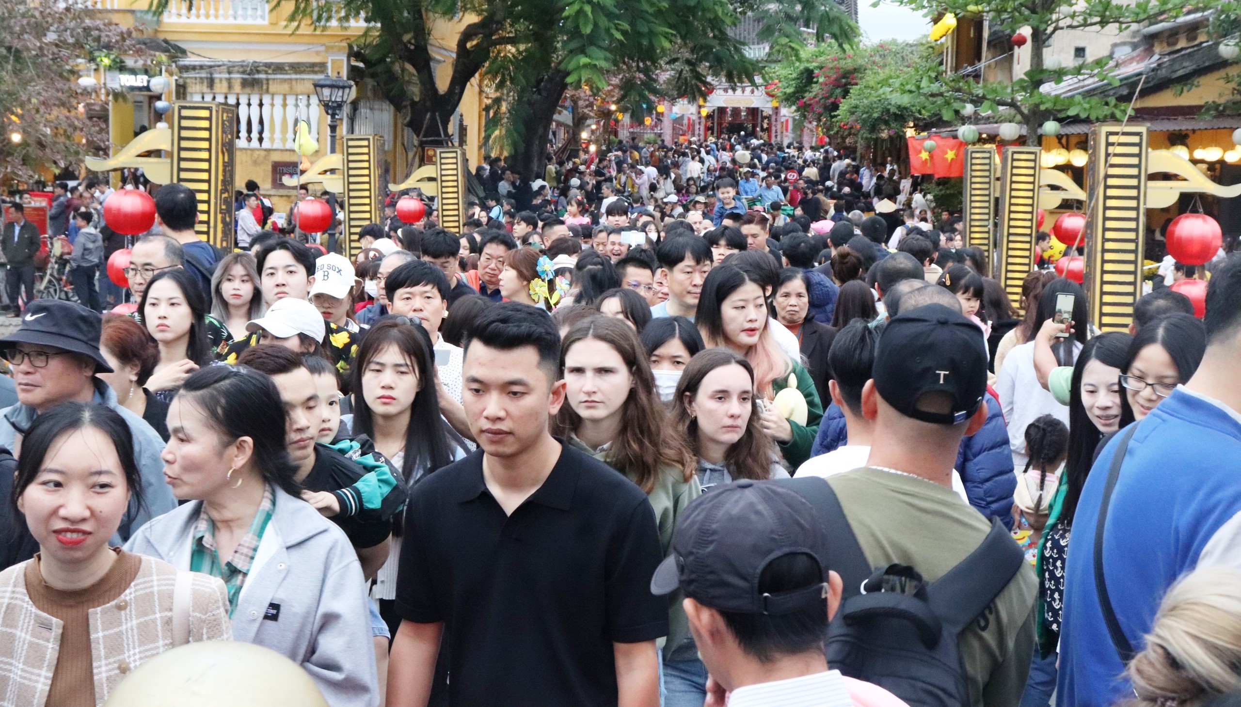 Hàng trăm ngàn du khách đổ về, phố cổ Hội An chật kín- Ảnh 8.