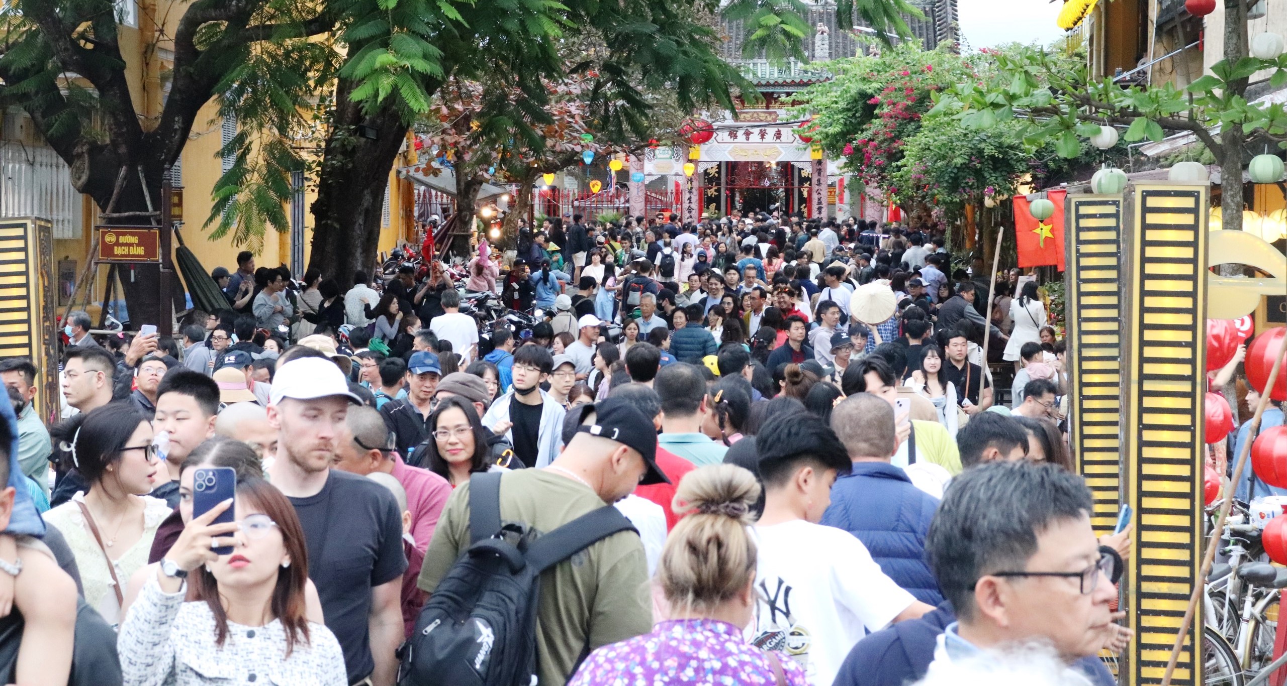 Hàng trăm ngàn du khách đổ về, phố cổ Hội An chật kín- Ảnh 3.
