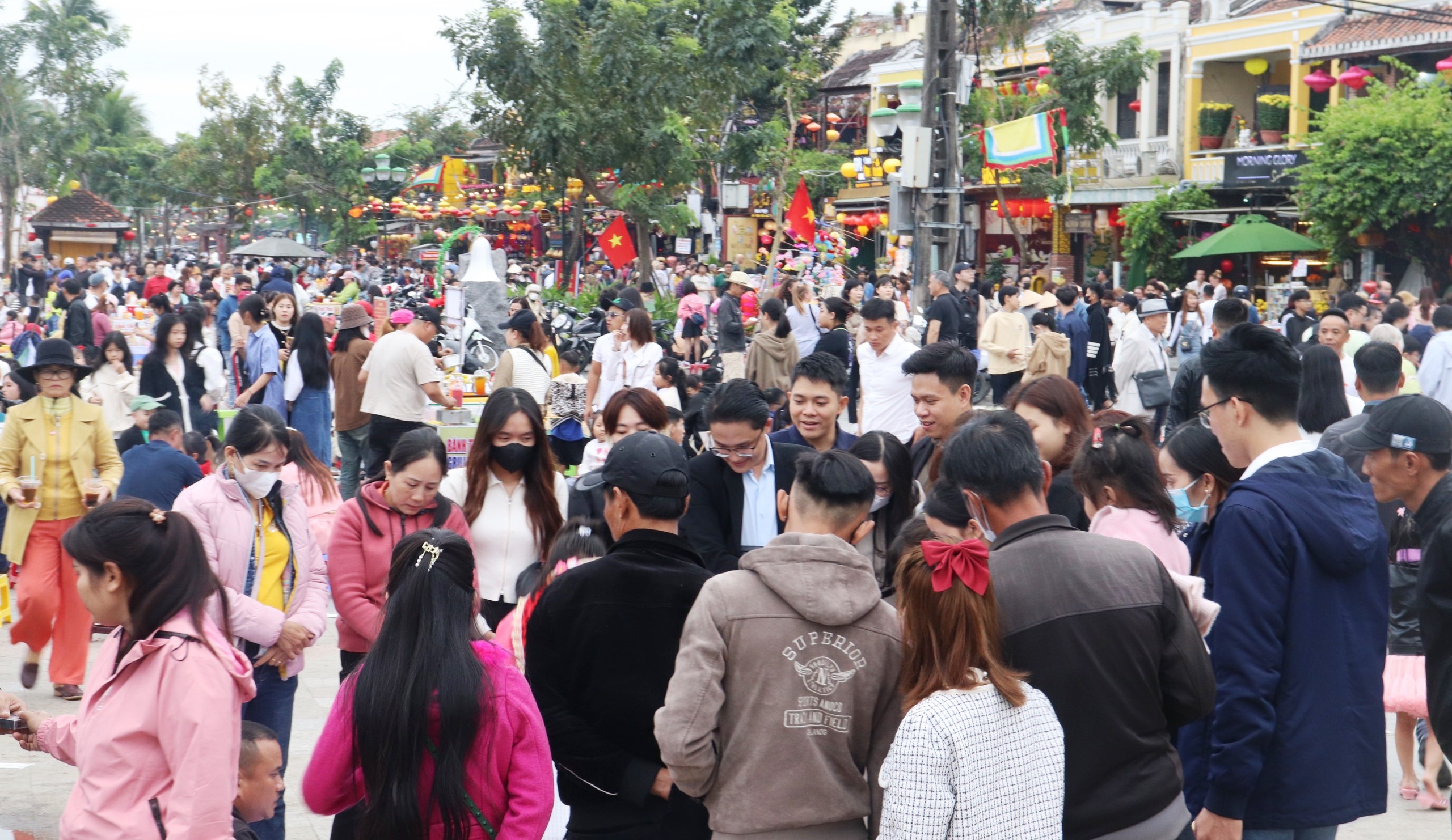 Hàng trăm ngàn du khách đổ về, phố cổ Hội An chật kín- Ảnh 10.