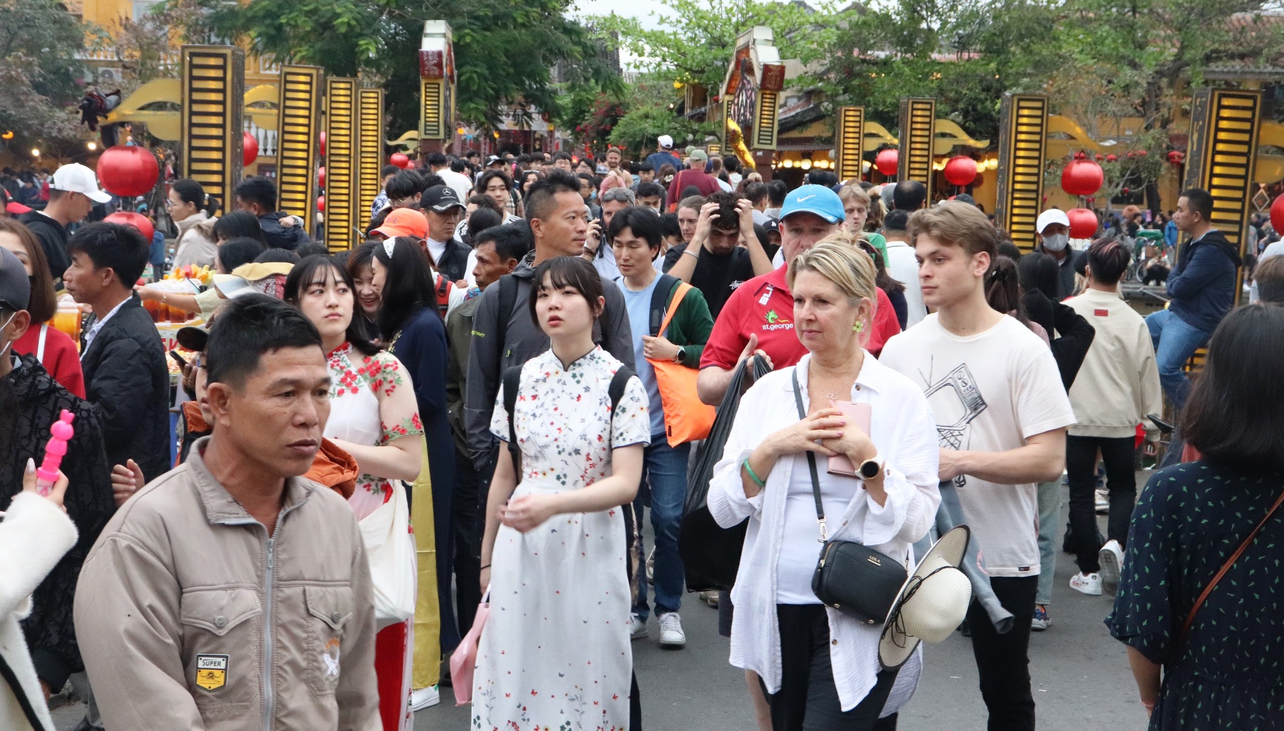 Hàng trăm ngàn du khách đổ về, phố cổ Hội An chật kín- Ảnh 9.