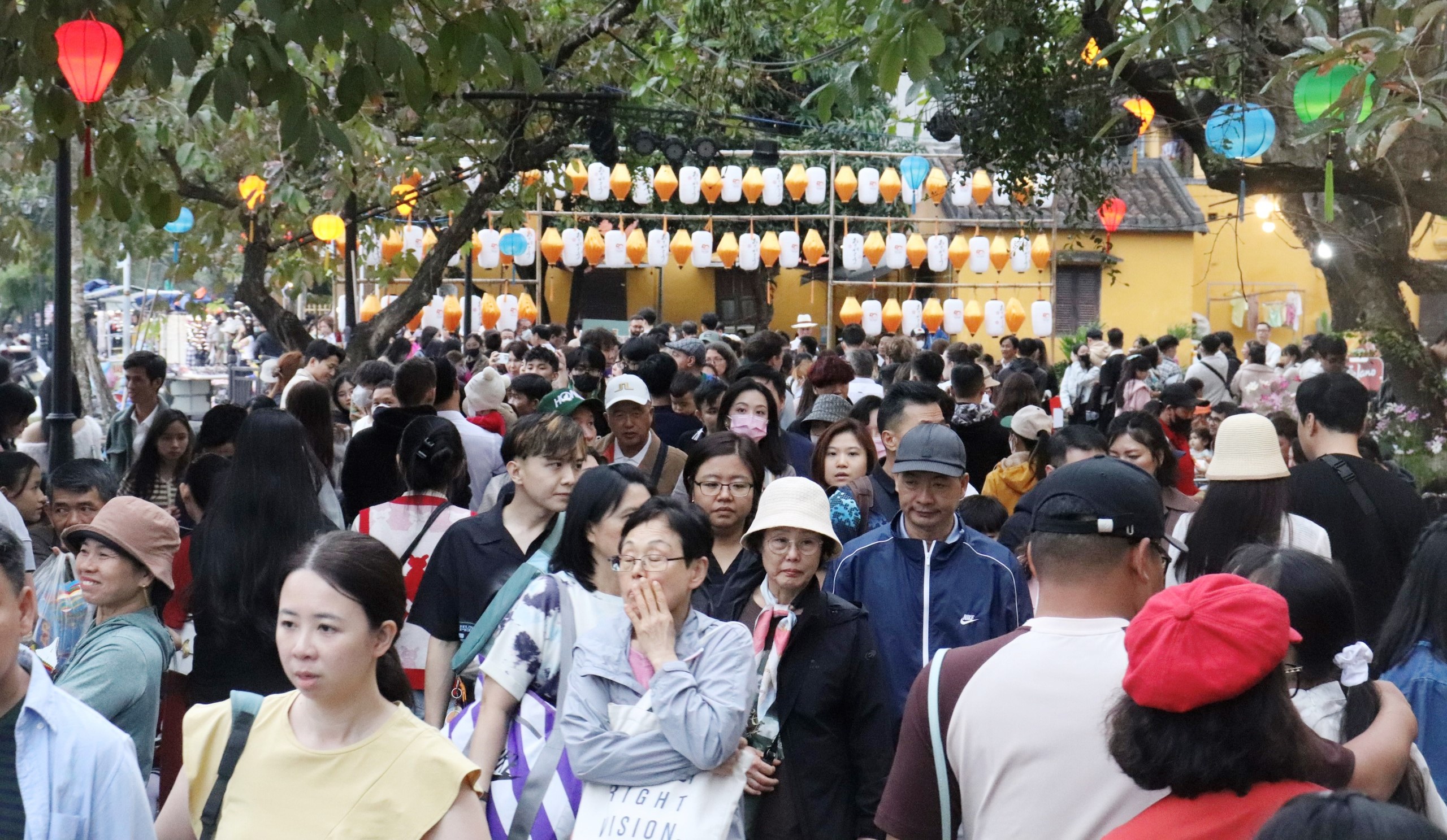 Hàng trăm ngàn du khách đổ về, phố cổ Hội An chật kín- Ảnh 4.