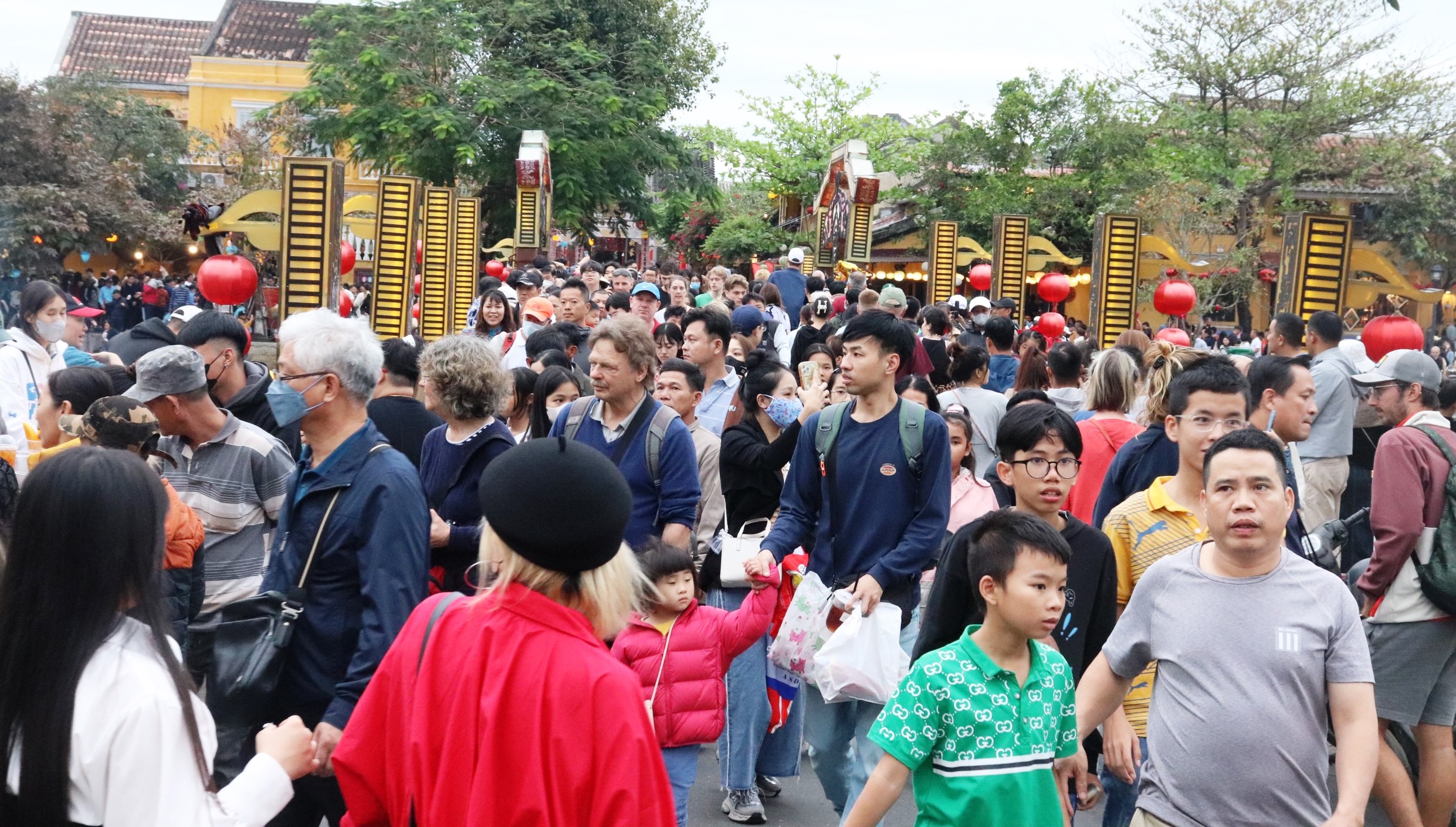 Hàng trăm ngàn du khách đổ về, phố cổ Hội An chật kín- Ảnh 6.