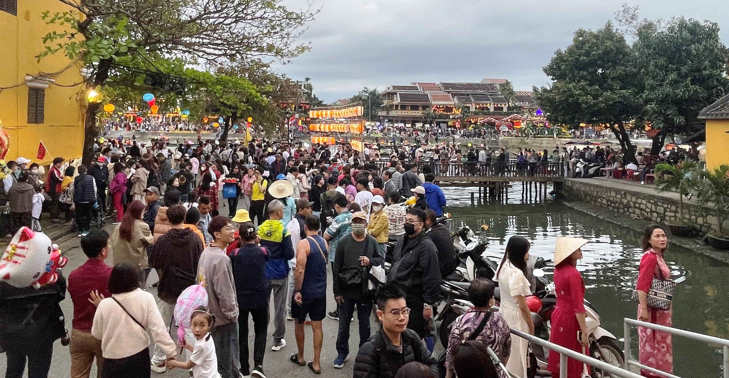 Hàng trăm ngàn du khách đổ về, phố cổ Hội An chật kín- Ảnh 1.