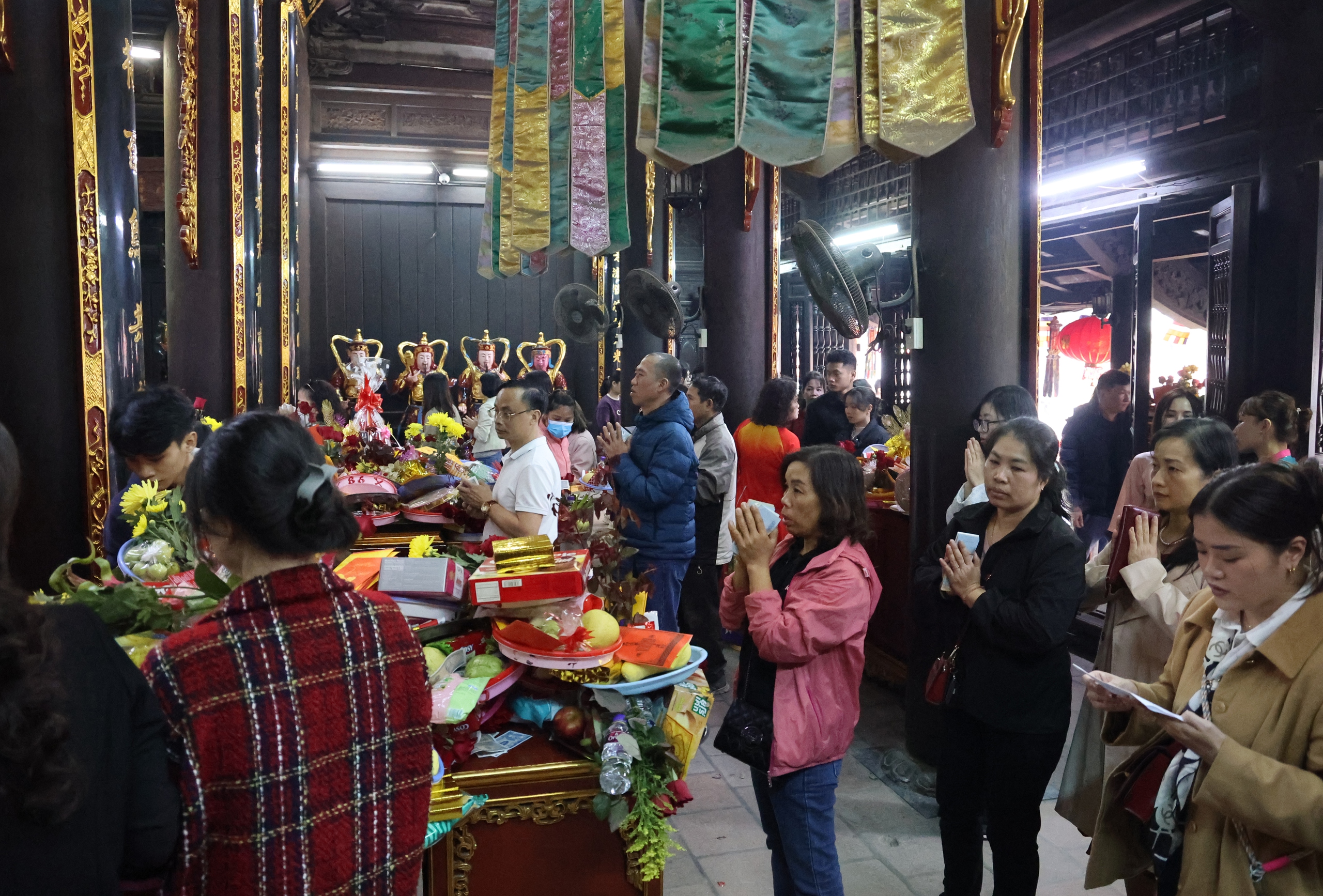 Thiếu nữ tấp nập đến chùa Hà cầu duyên ngày lễ Tình nhân- Ảnh 7.