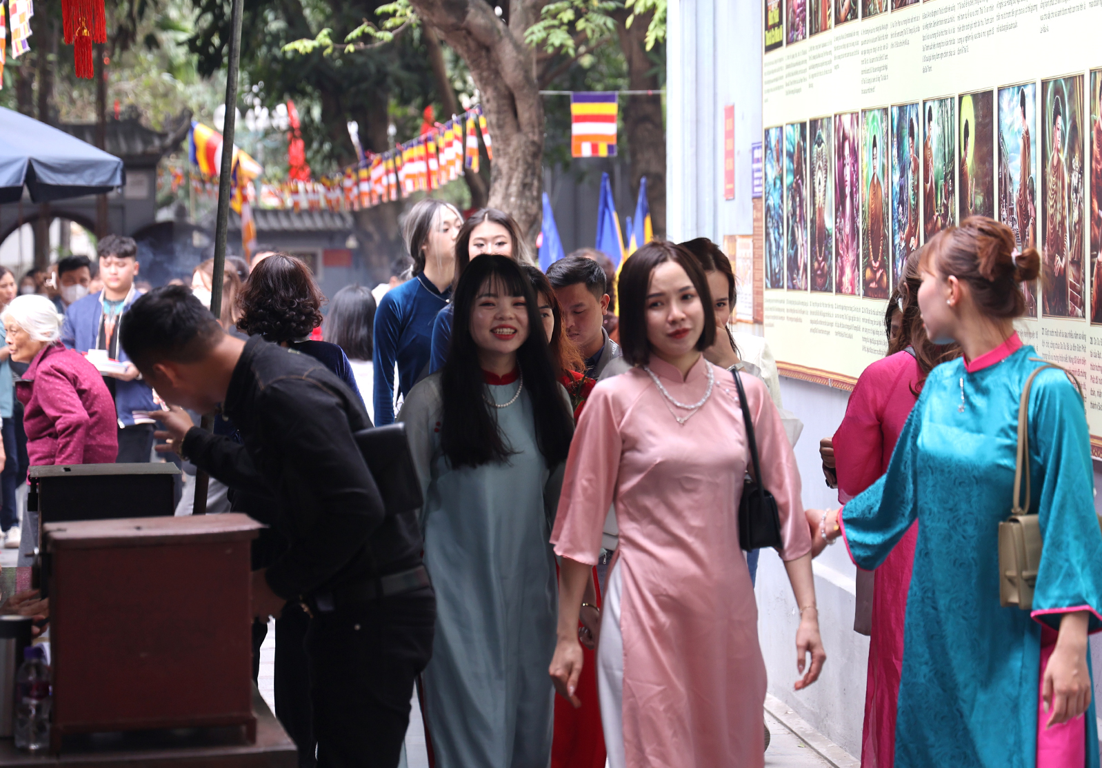 Thiếu nữ tấp nập đến chùa Hà cầu duyên ngày lễ Tình nhân- Ảnh 2.