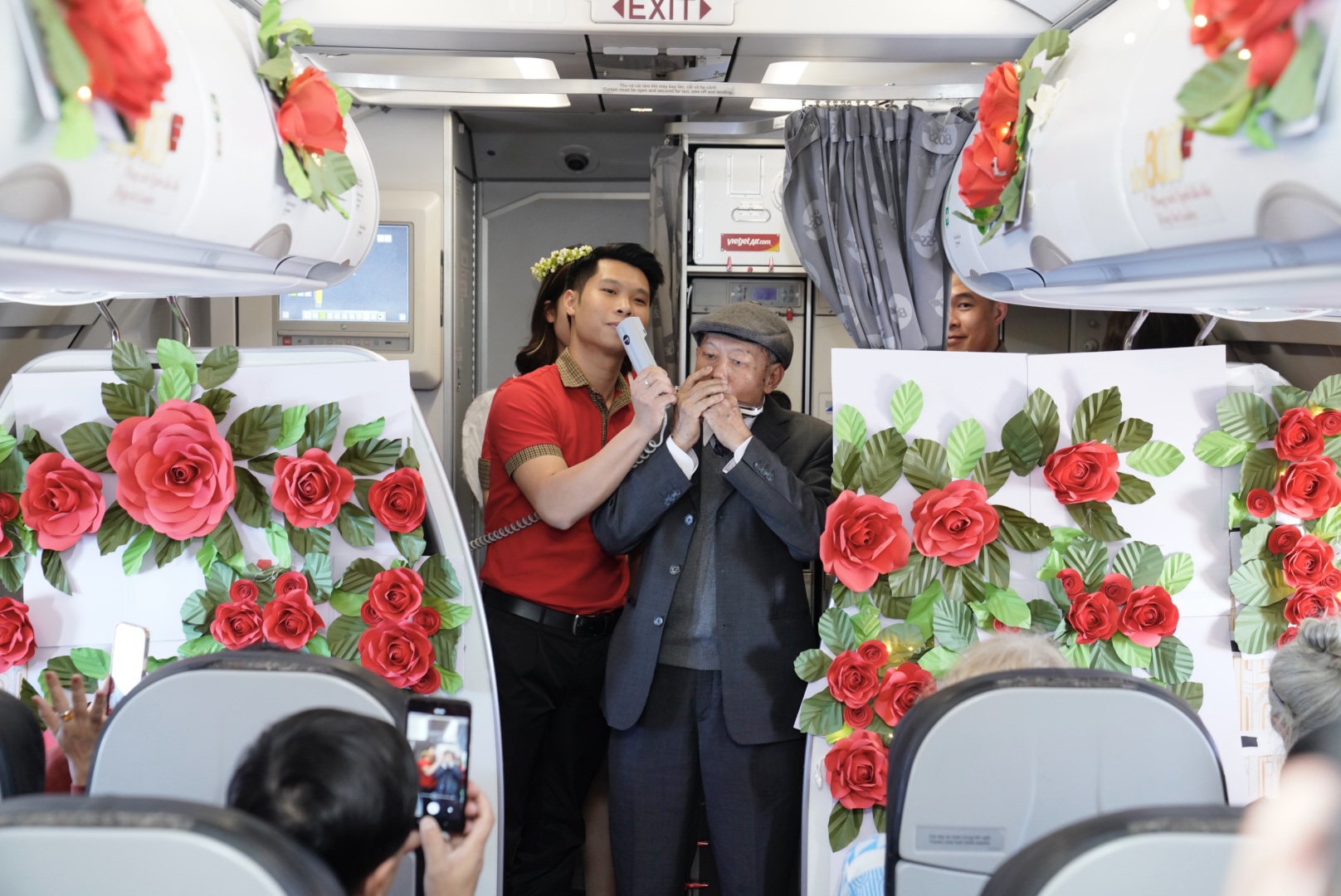 Cụ ông U90 tỏ tình với vợ ngọt ngào trên chuyến bay Vietjet ngày Valentine- Ảnh 1.