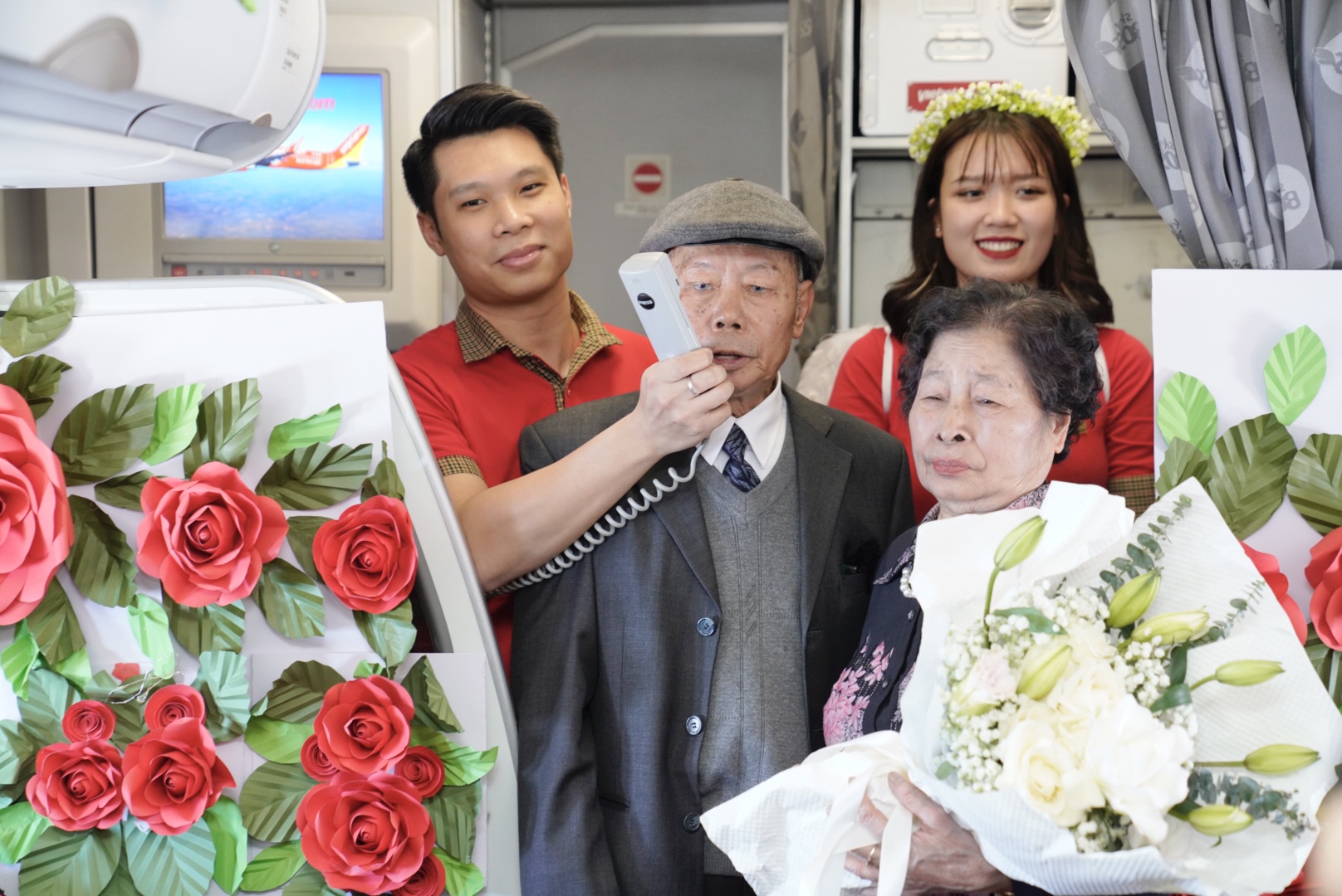 Cụ ông U90 tỏ tình với vợ ngọt ngào trên chuyến bay Vietjet ngày Valentine- Ảnh 2.