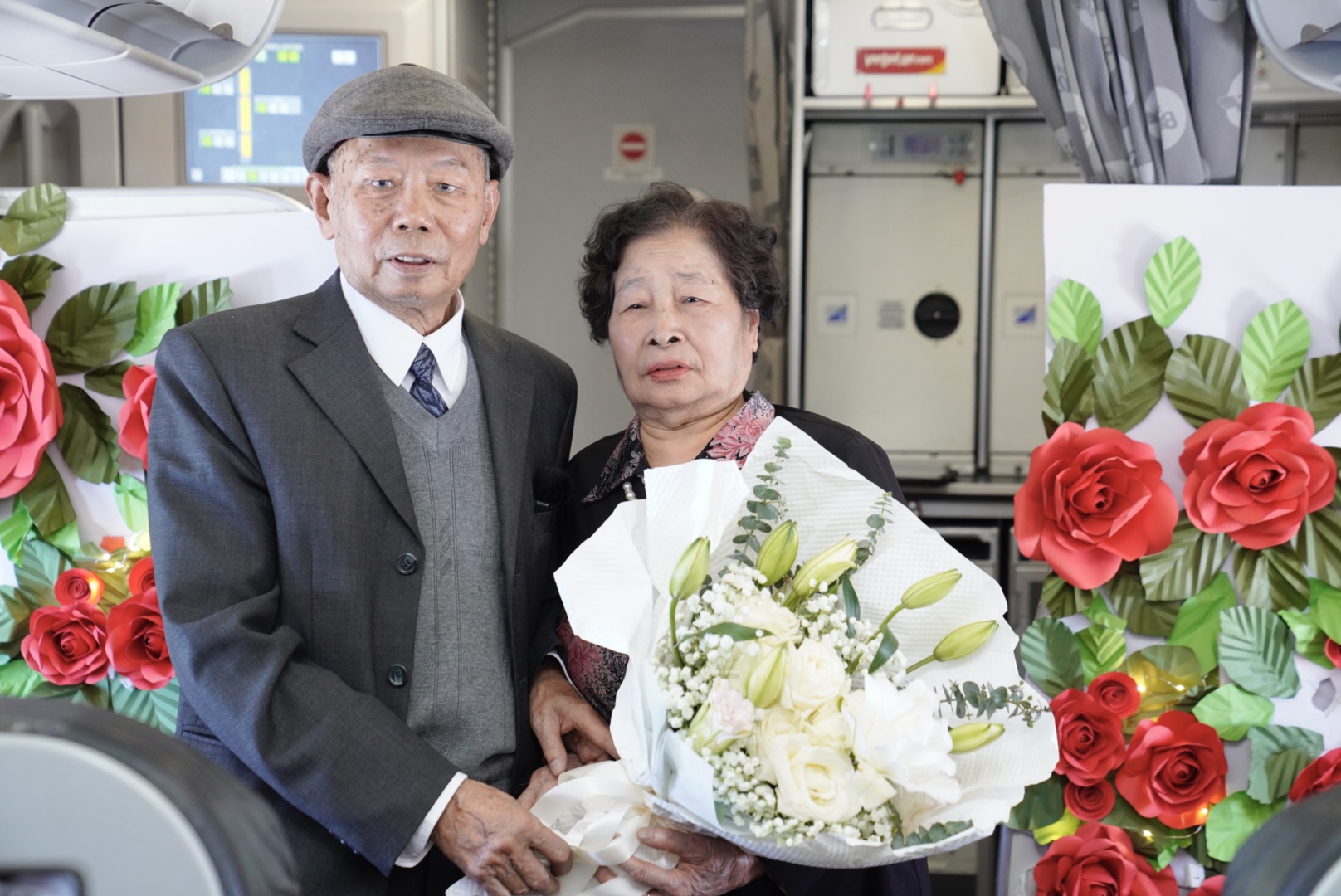 Cụ ông U90 tỏ tình với vợ ngọt ngào trên chuyến bay Vietjet ngày Valentine- Ảnh 3.
