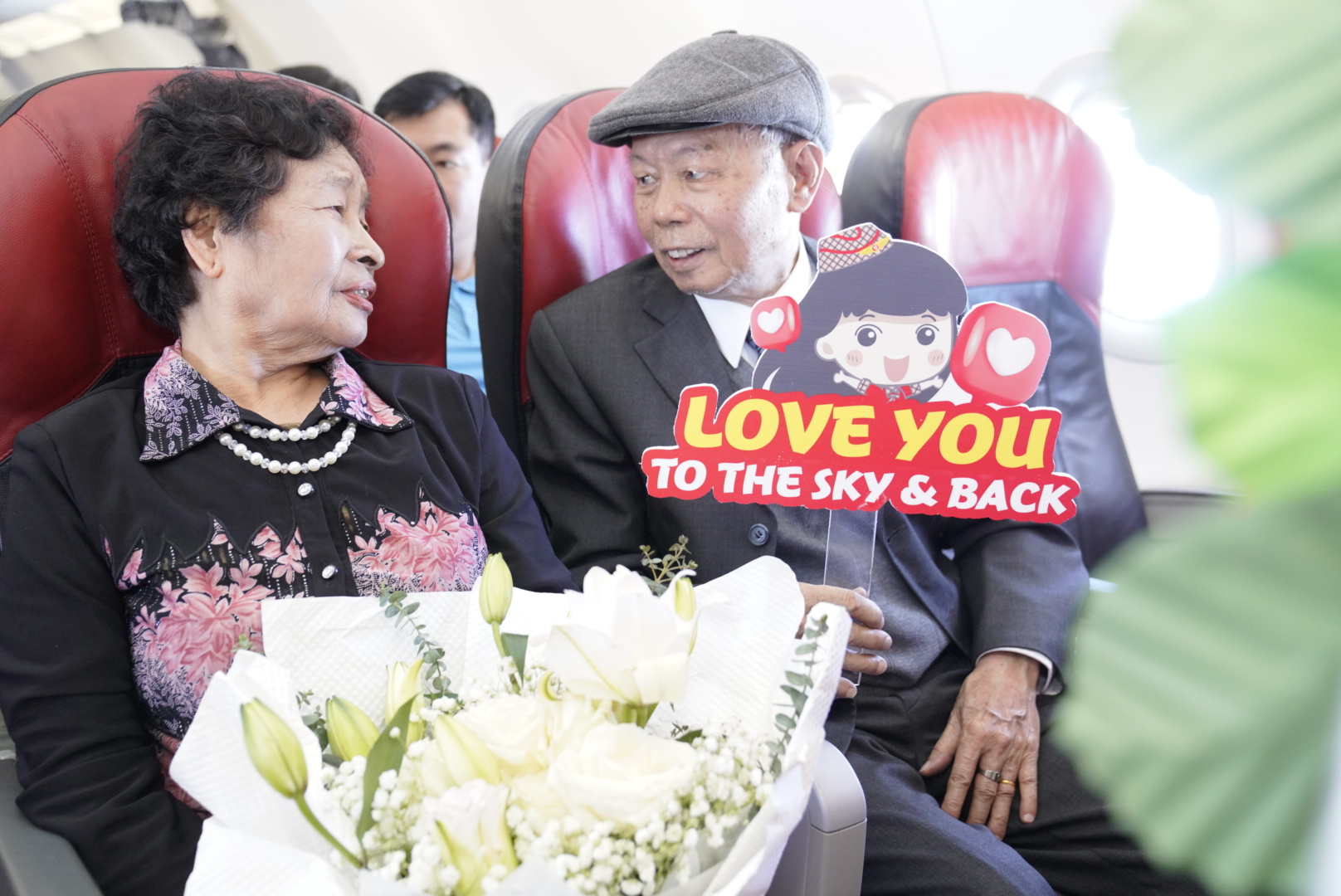 Cụ ông U90 tỏ tình với vợ ngọt ngào trên chuyến bay Vietjet ngày Valentine- Ảnh 4.