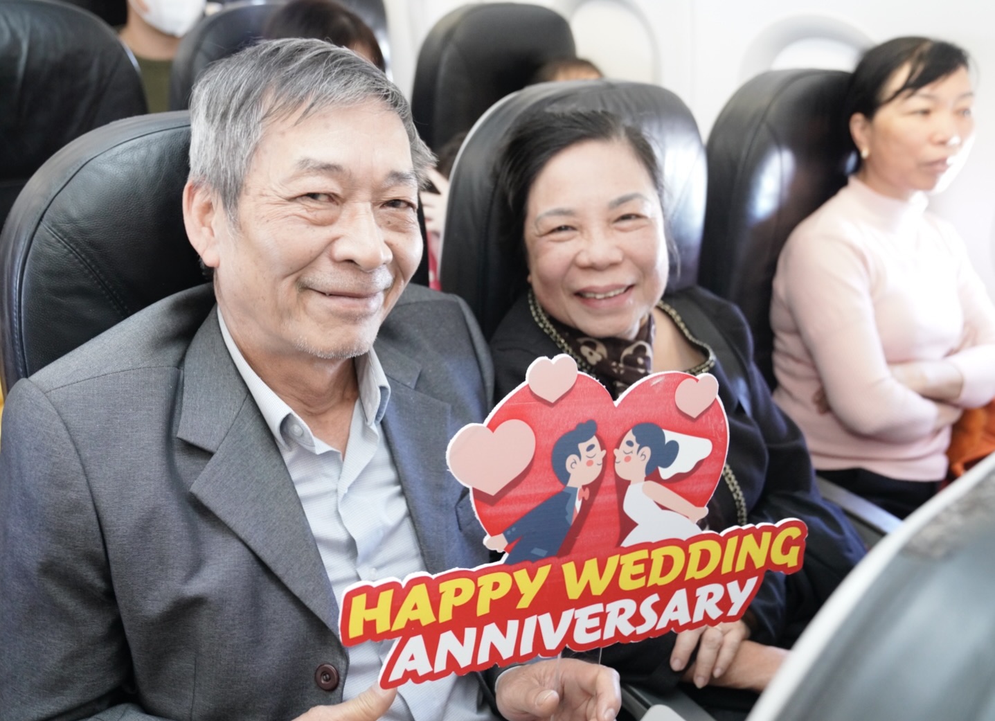 Cụ ông U90 tỏ tình với vợ ngọt ngào trên chuyến bay Vietjet ngày Valentine- Ảnh 8.