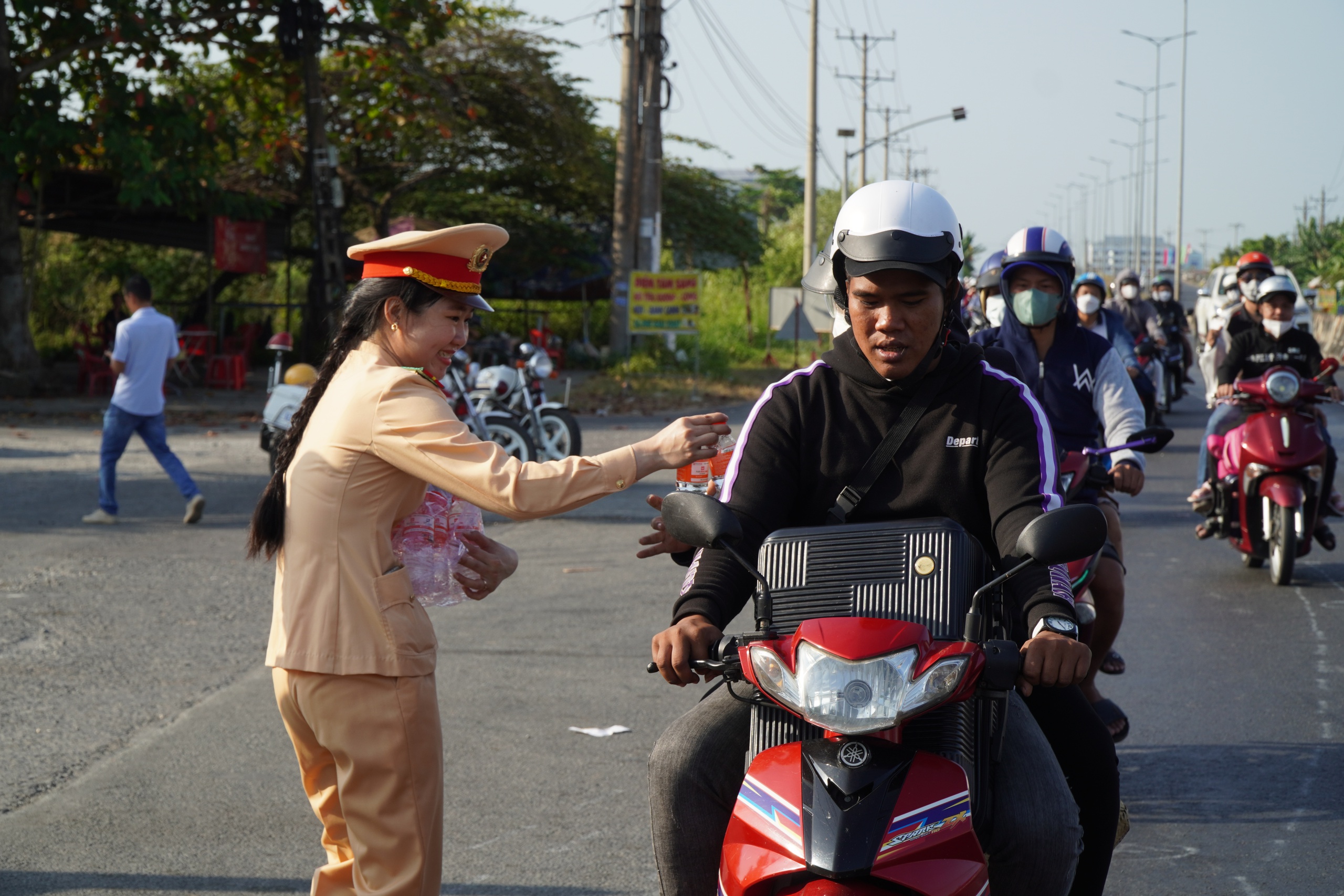 CSGT phát nước, sữa cho người dân rời quê trên Quốc lộ 1 mùng 5 tết- Ảnh 2.