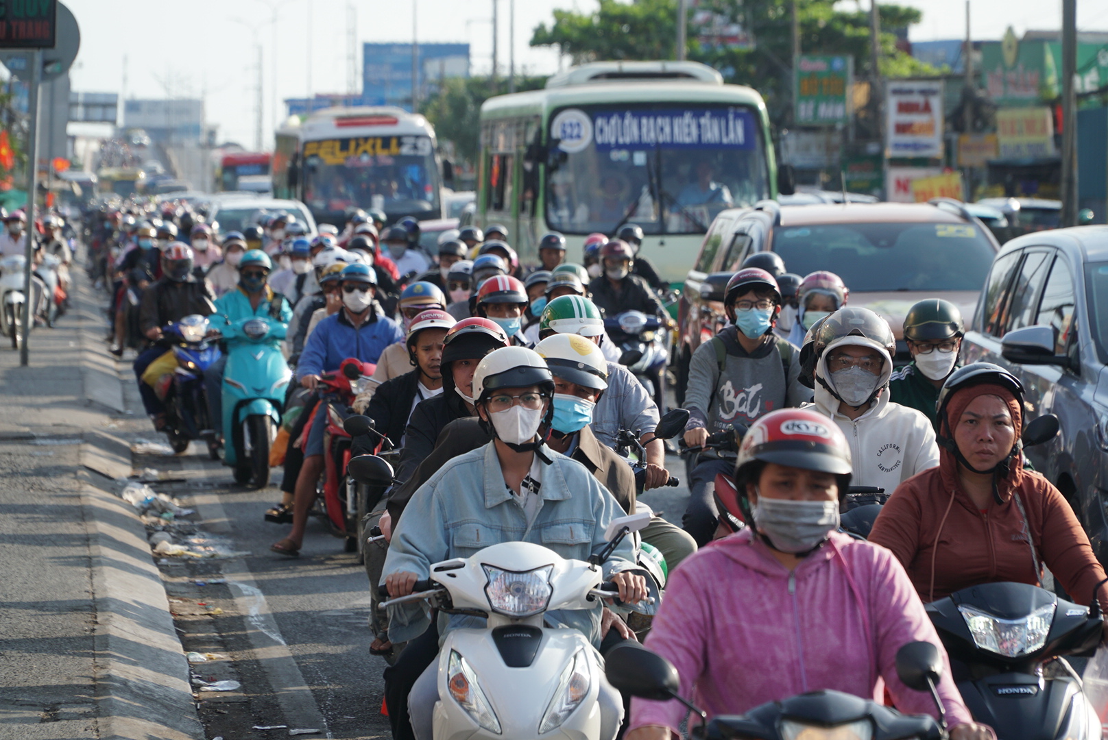 Nhiều người rời quê trở lại thành phố trong ngày nghỉ tết cuối cùng- Ảnh 1.