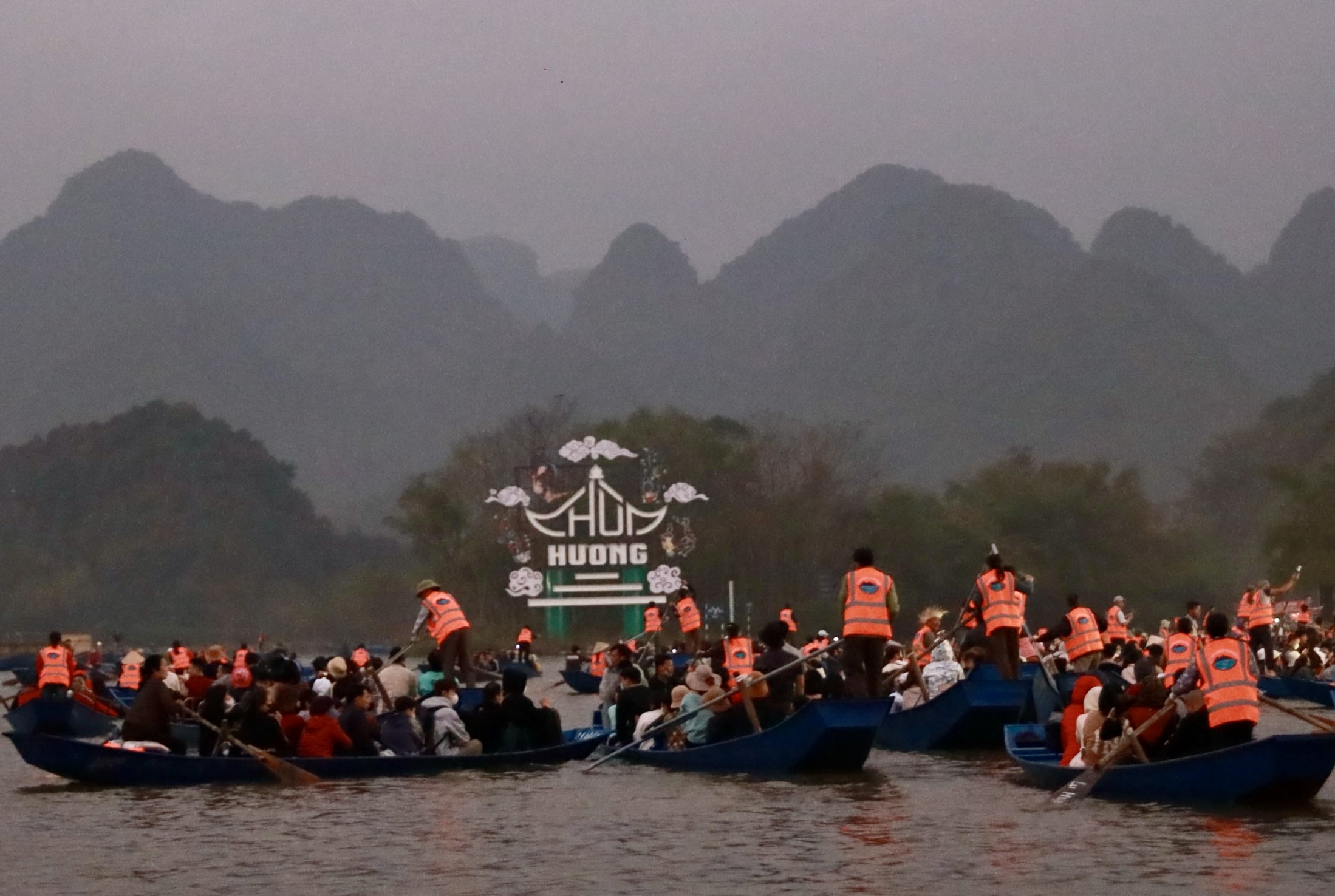 Biển người đổ về chùa Hương trước ngày khai hội- Ảnh 2.