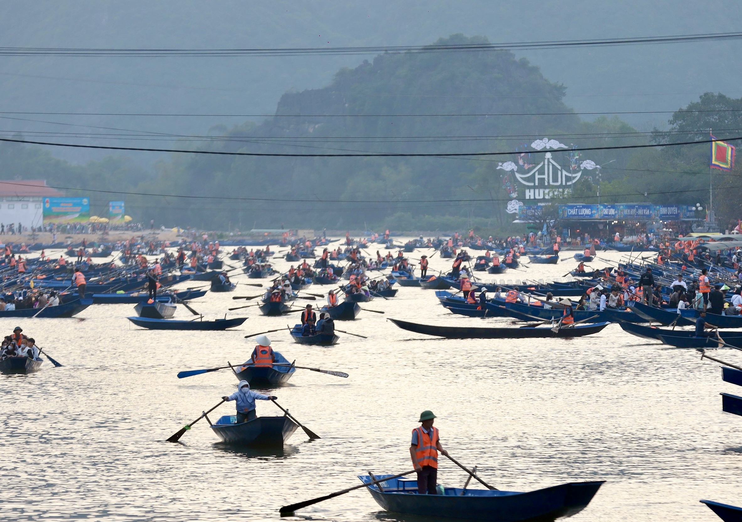 Biển người đổ về chùa Hương trước ngày khai hội- Ảnh 1.