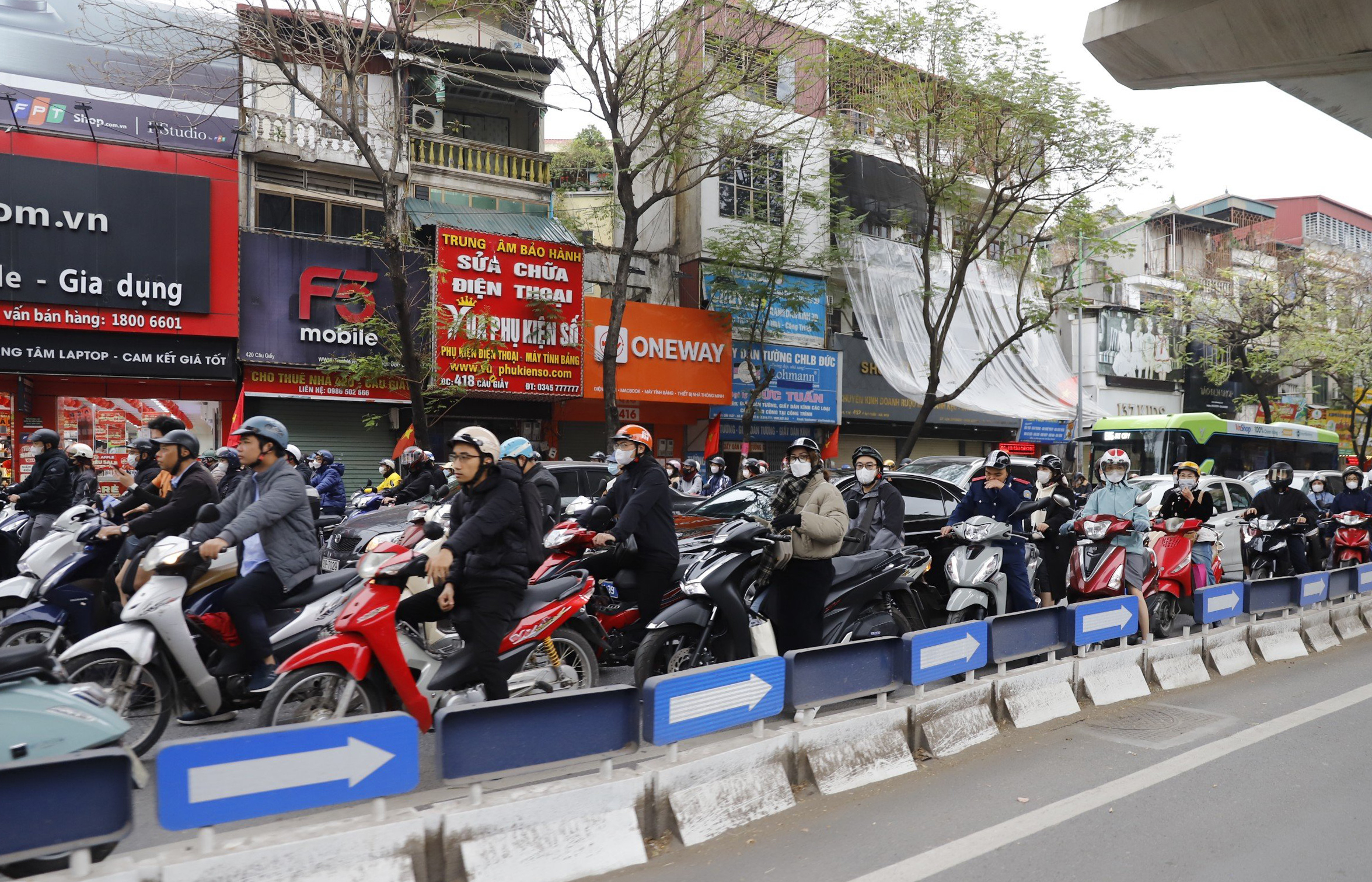Đường phố Hà Nội thông thoáng bất ngờ sau kỳ nghỉ tết Nguyên đán- Ảnh 4.