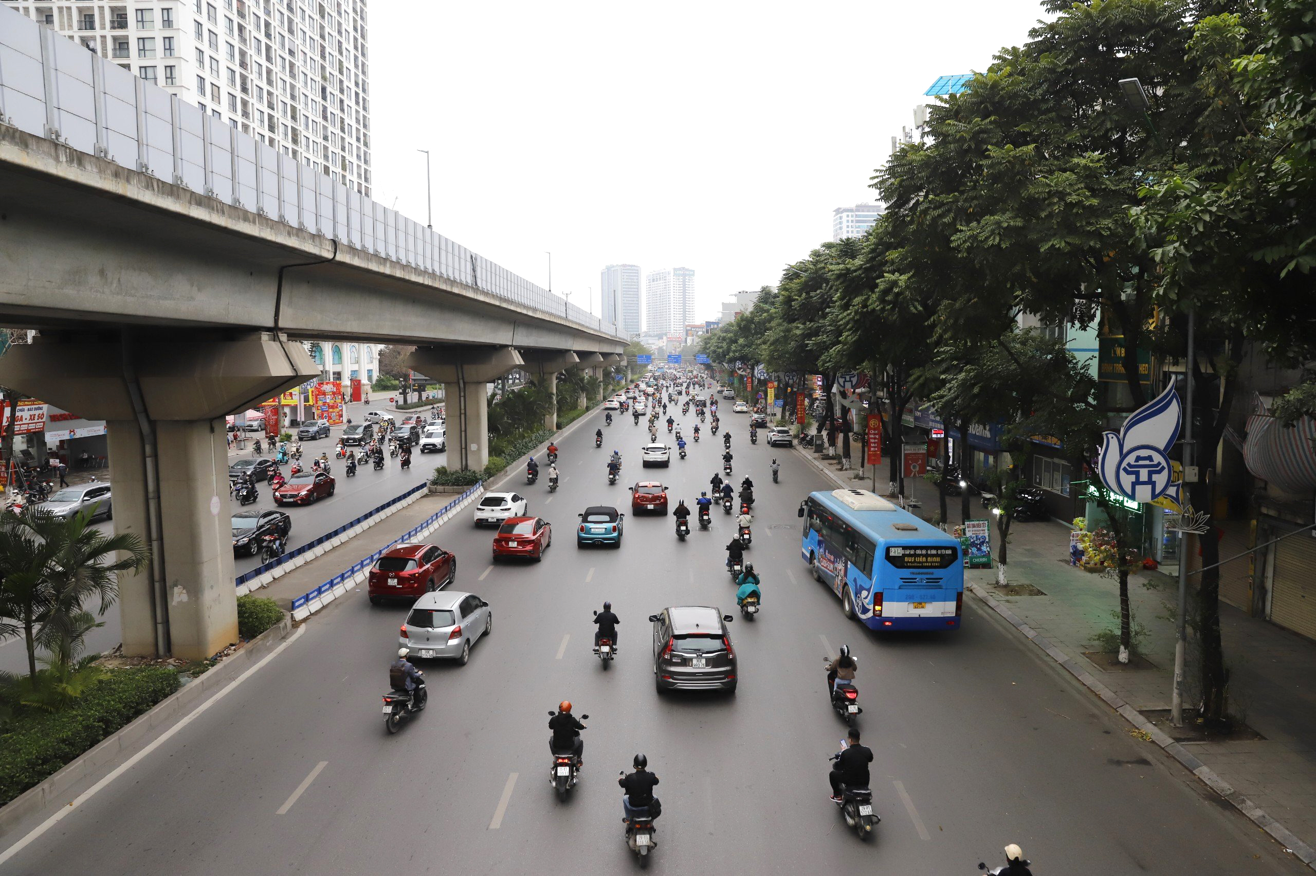 Đường phố Hà Nội thông thoáng bất ngờ sau kỳ nghỉ tết Nguyên đán- Ảnh 1.
