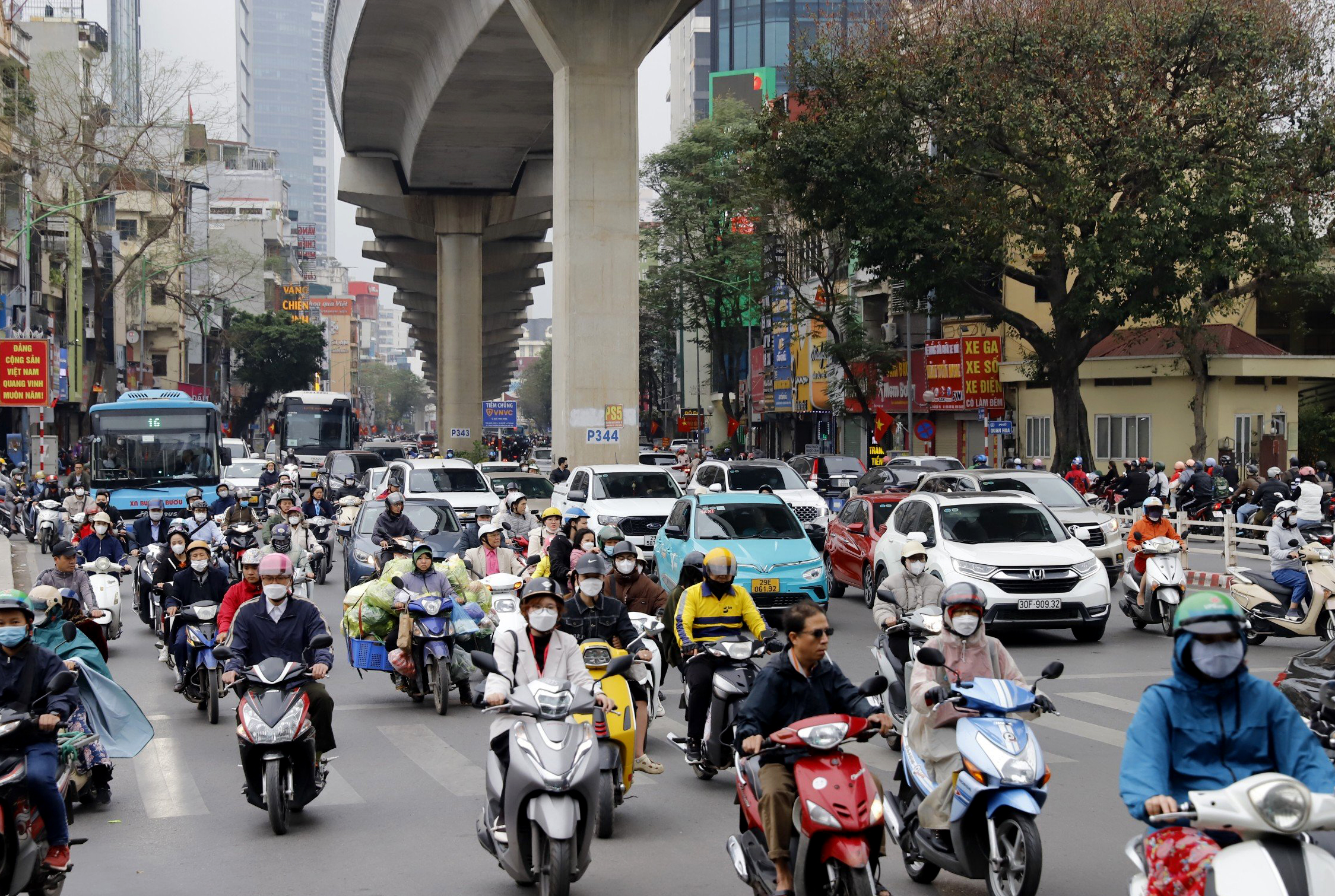 Đường phố Hà Nội thông thoáng bất ngờ sau kỳ nghỉ tết Nguyên đán- Ảnh 2.