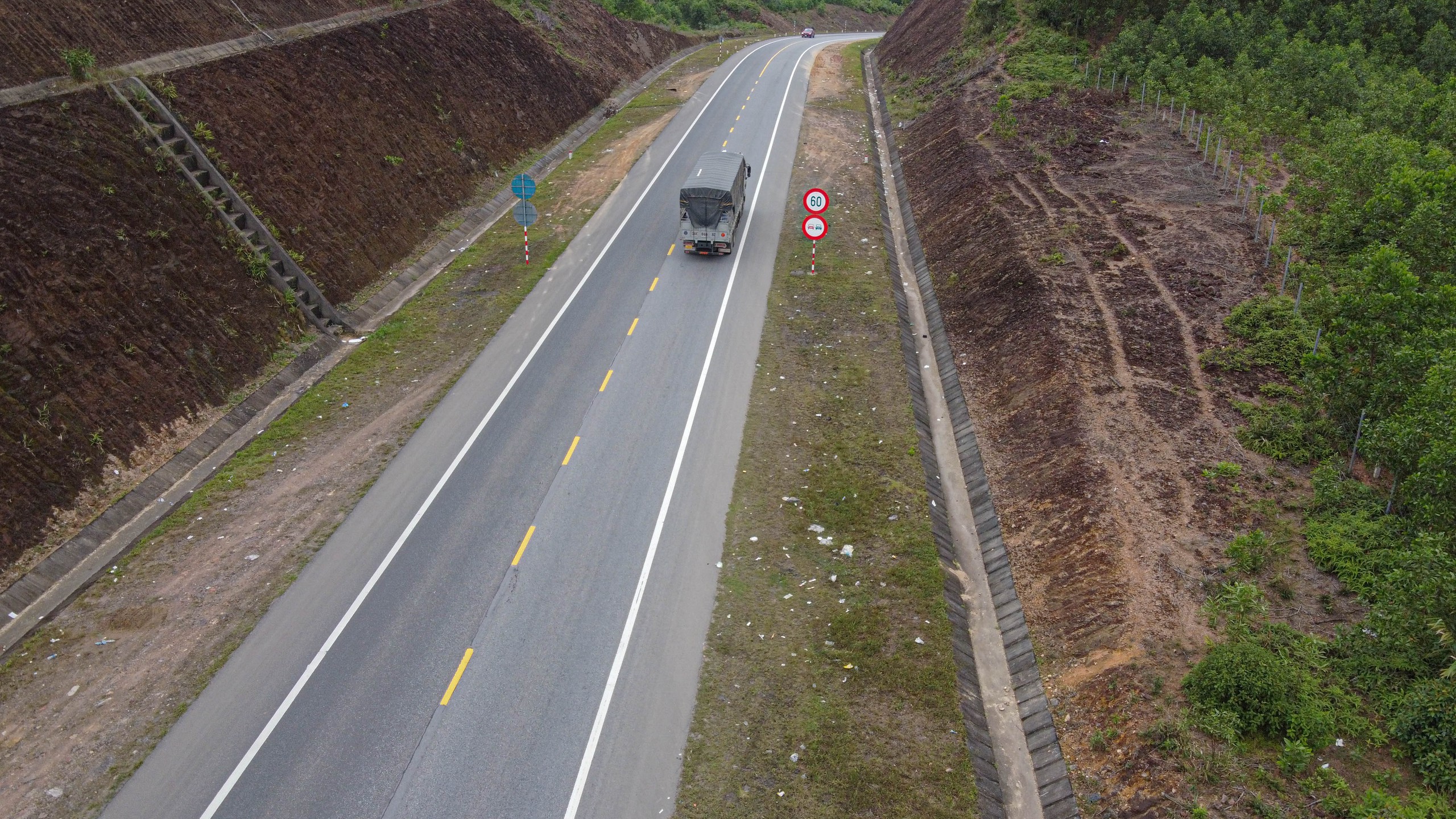 Nhiều điểm trên cao tốc La Sơn – Túy Loan ngập rác sau Tết Nguyên đán- Ảnh 6.