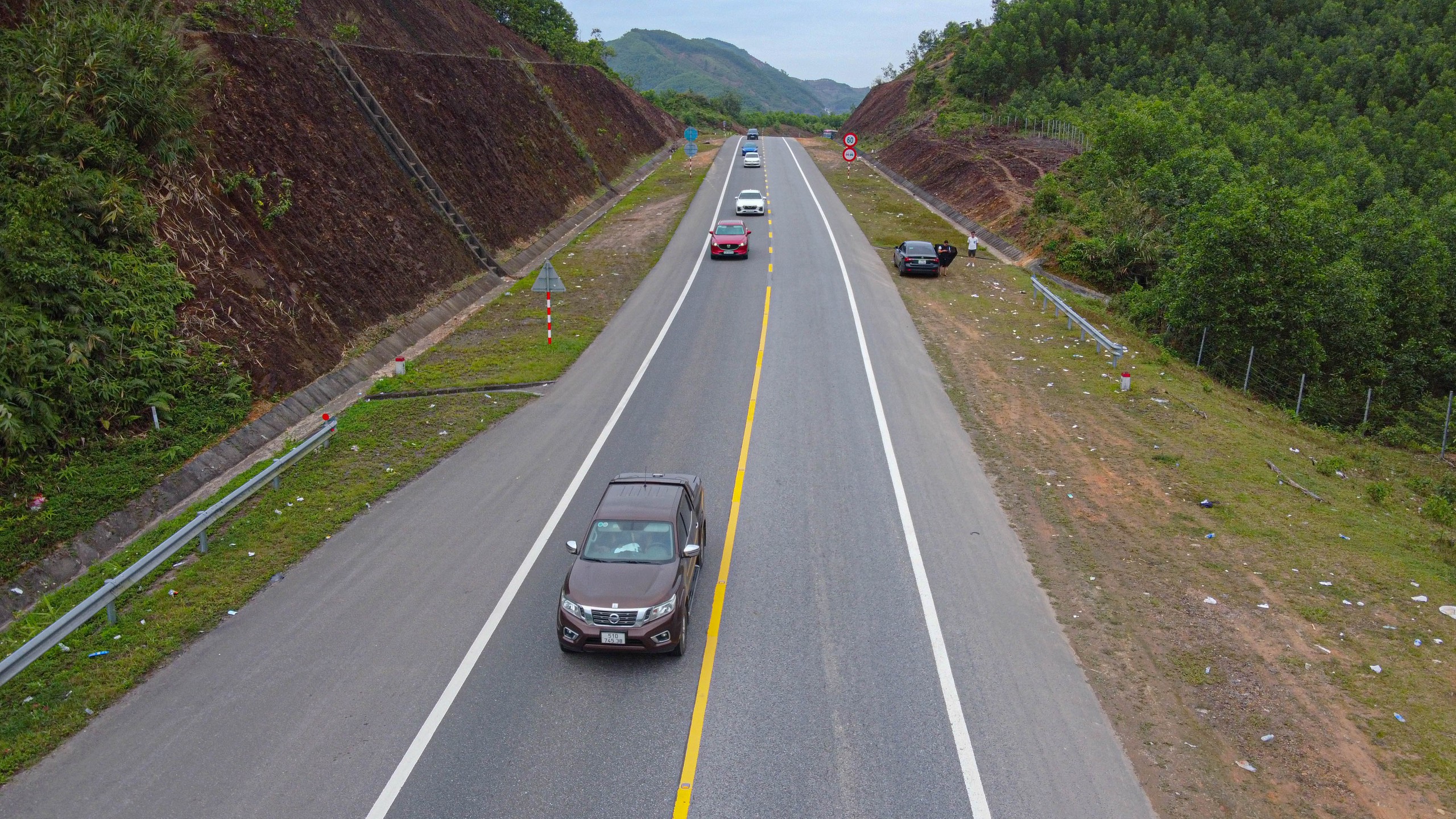 Nhiều điểm trên cao tốc La Sơn – Túy Loan ngập rác sau Tết Nguyên đán- Ảnh 2.
