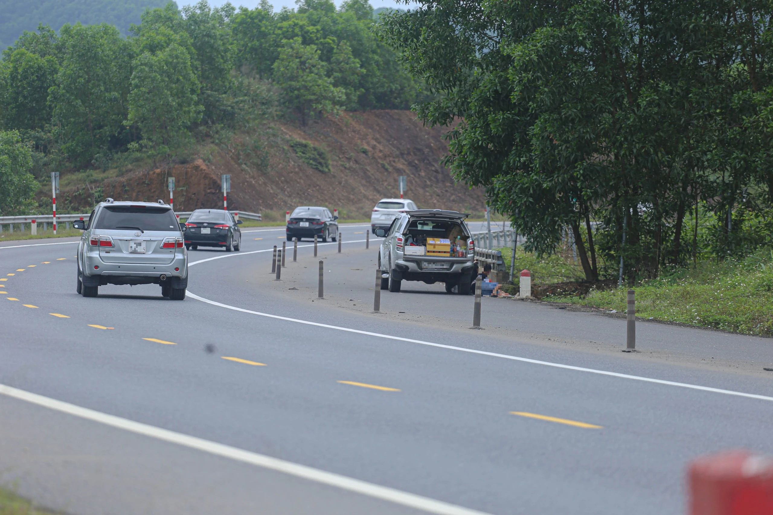 Nhiều điểm trên cao tốc La Sơn – Túy Loan ngập rác sau Tết Nguyên đán- Ảnh 4.