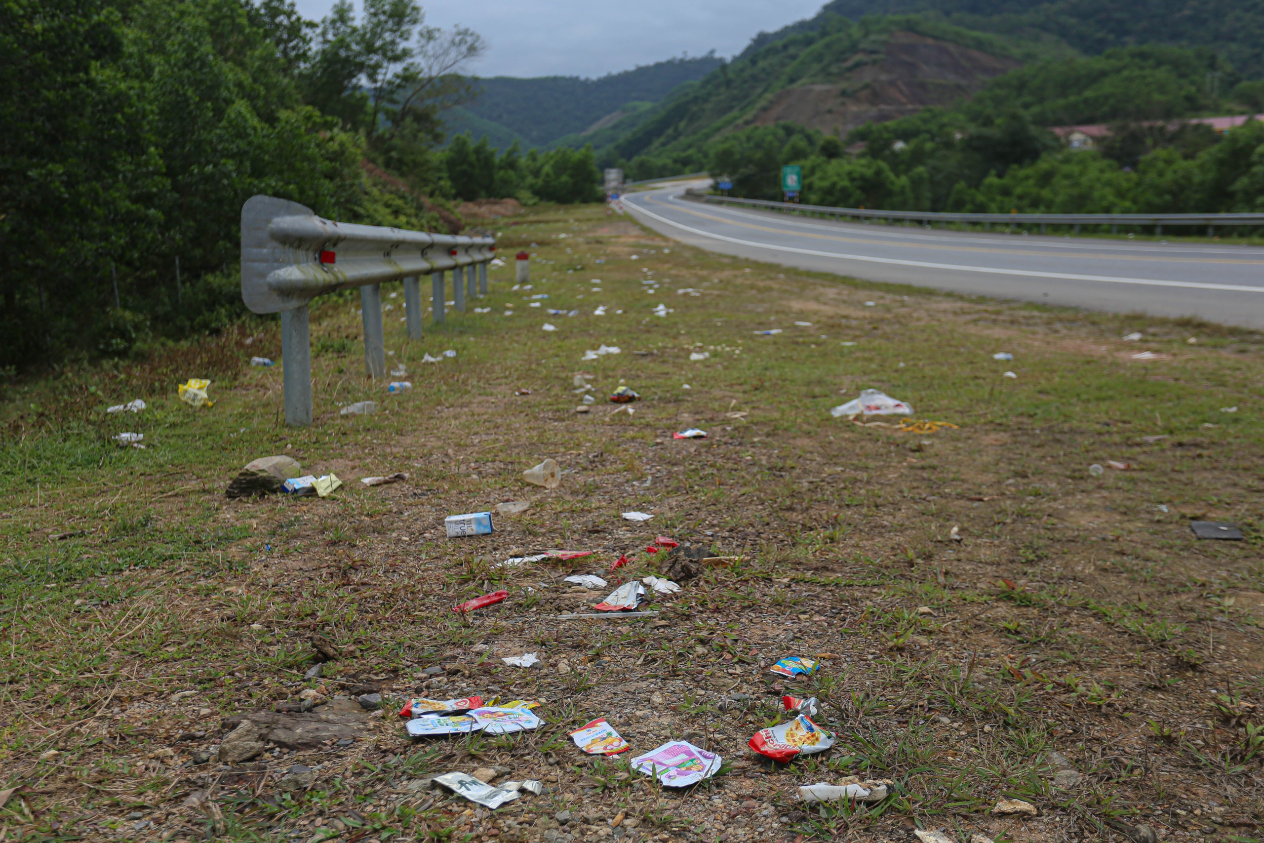 Nhiều điểm trên cao tốc La Sơn – Túy Loan ngập rác sau Tết Nguyên đán- Ảnh 1.