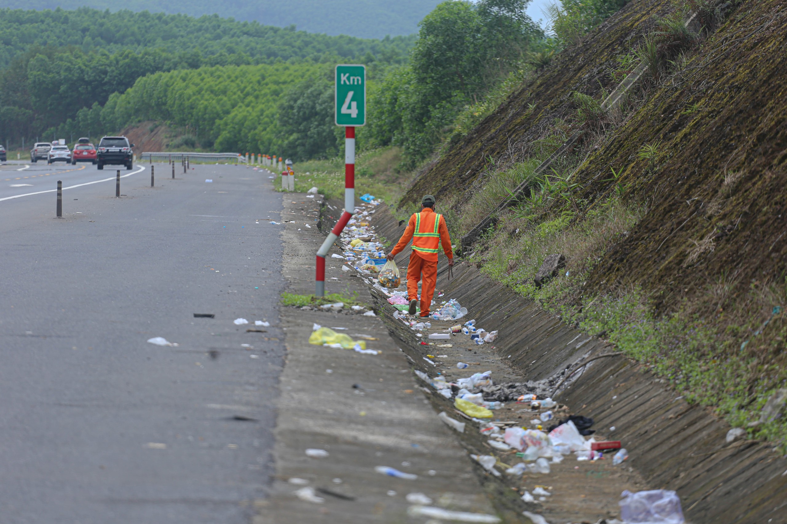 Nhiều điểm trên cao tốc La Sơn – Túy Loan ngập rác sau Tết Nguyên đán- Ảnh 5.