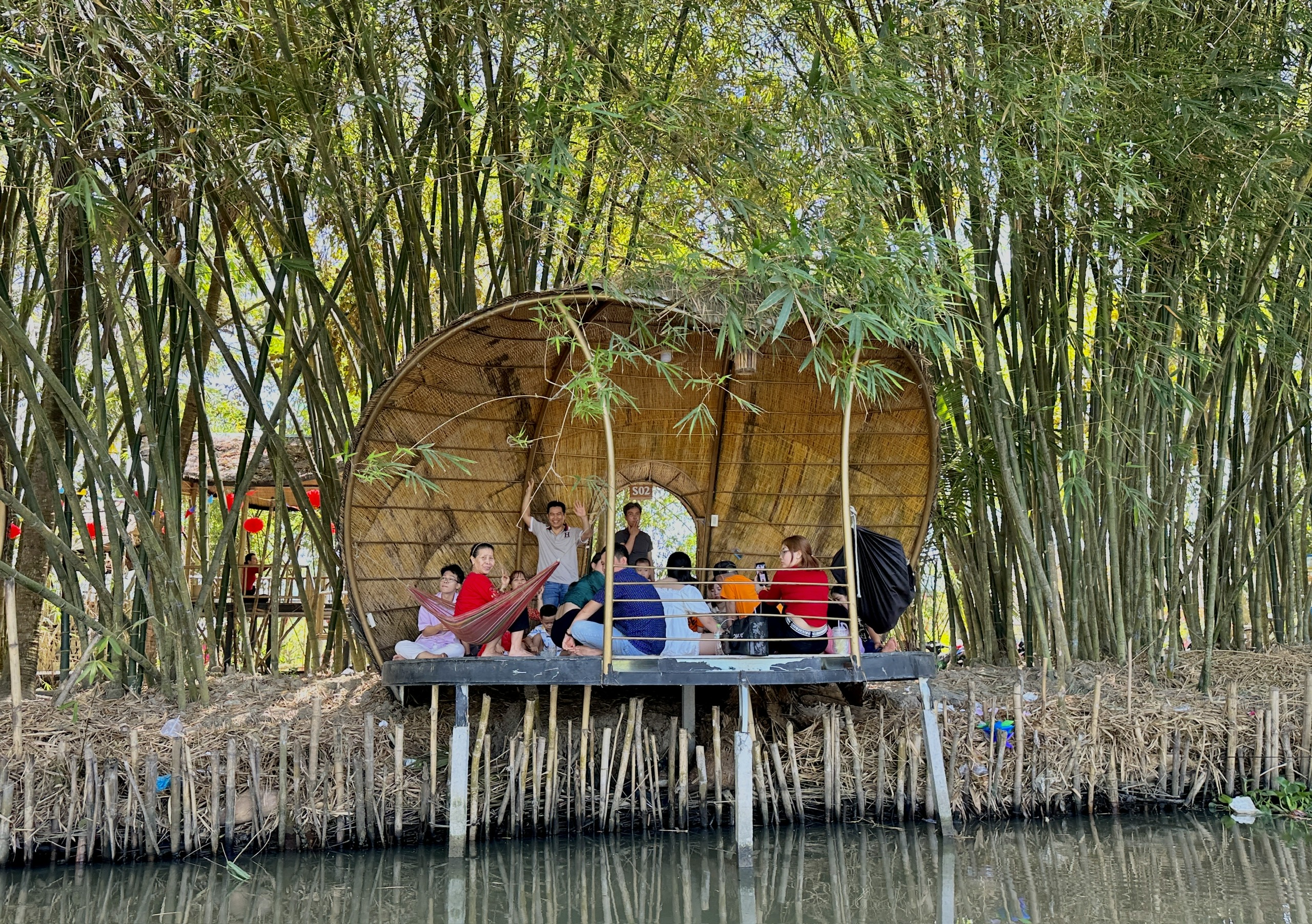 Vườn tre đẹp nhất miền Tây khiến khách say mê đến check-in mùa tết