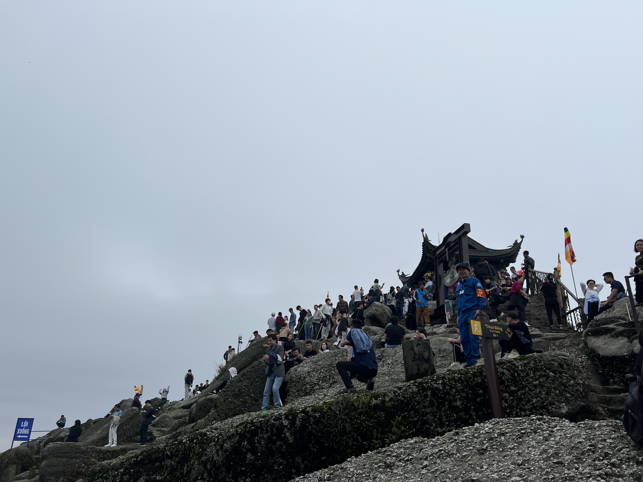 Hàng vạn người hành hương lên đỉnh thương Yên Tử trong sương mù cầu an - Ảnh 6.