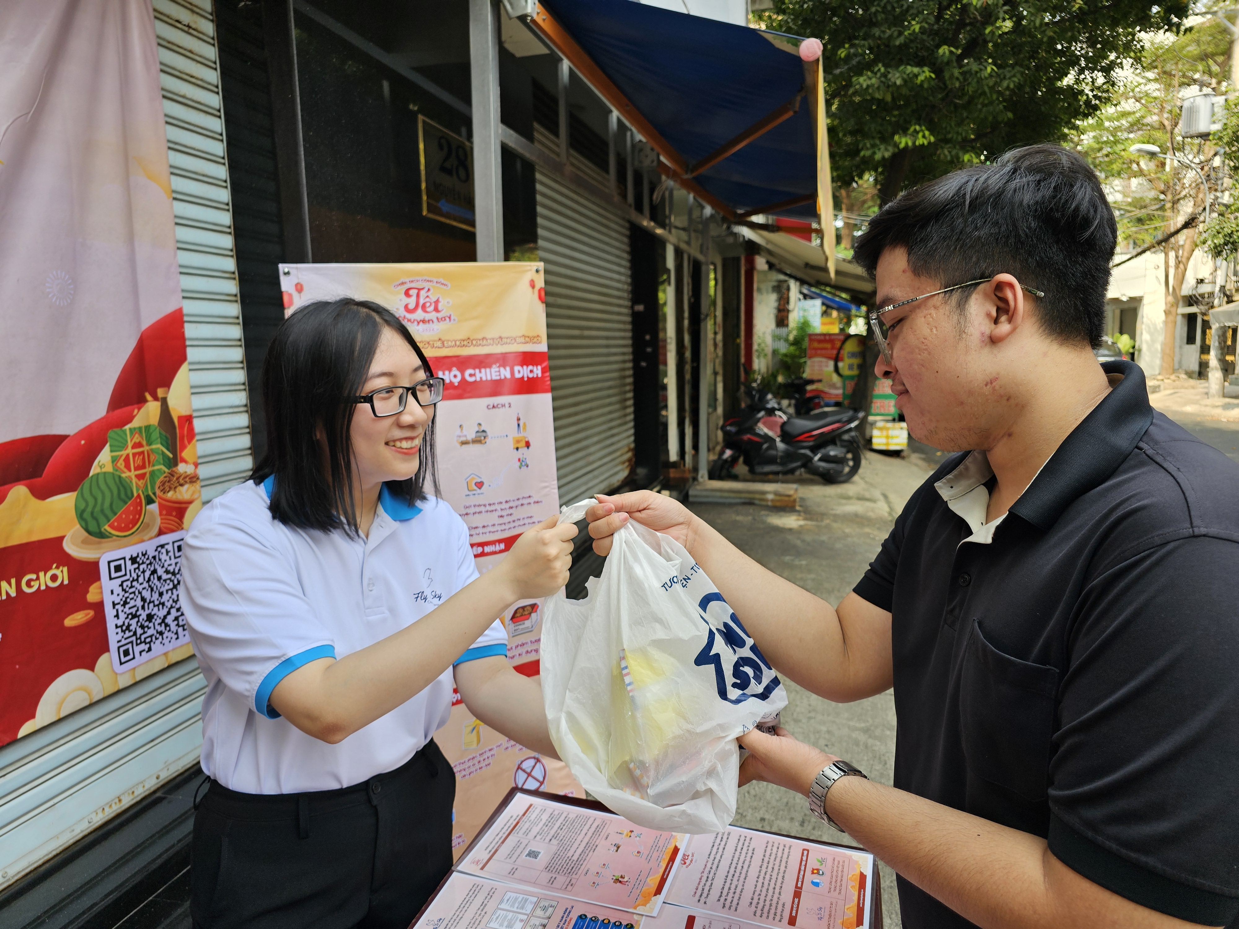 Từ bánh kẹo tết ăn không hết thành món quà ý nghĩa cho trẻ em vùng cao- Ảnh 2.