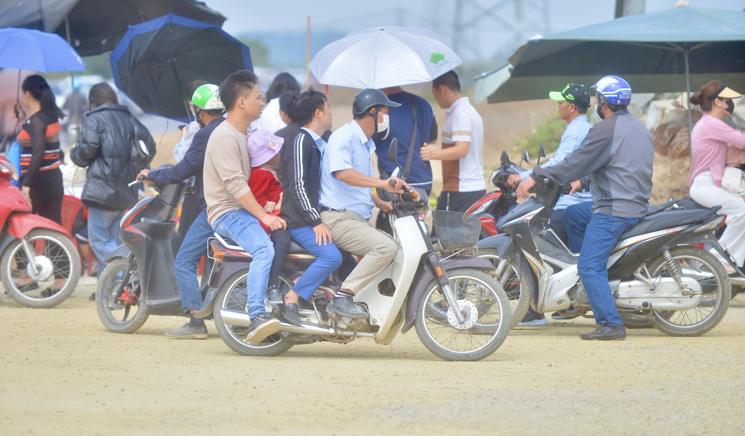 Hỗn loạn cảnh 'xe ôm' tranh giành, chèo kéo khách tại chùa nghìn tuổi ở Hà Nam- Ảnh 6.