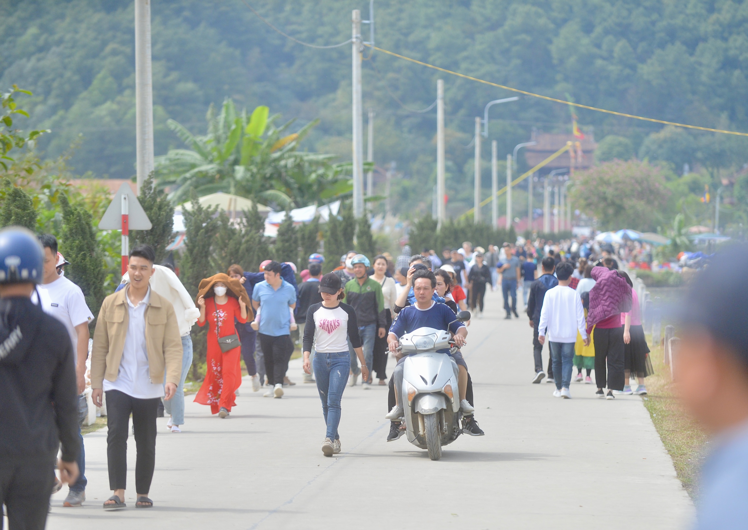 Hỗn loạn cảnh 'xe ôm' tranh giành, chèo kéo khách tại chùa nghìn tuổi ở Hà Nam- Ảnh 3.