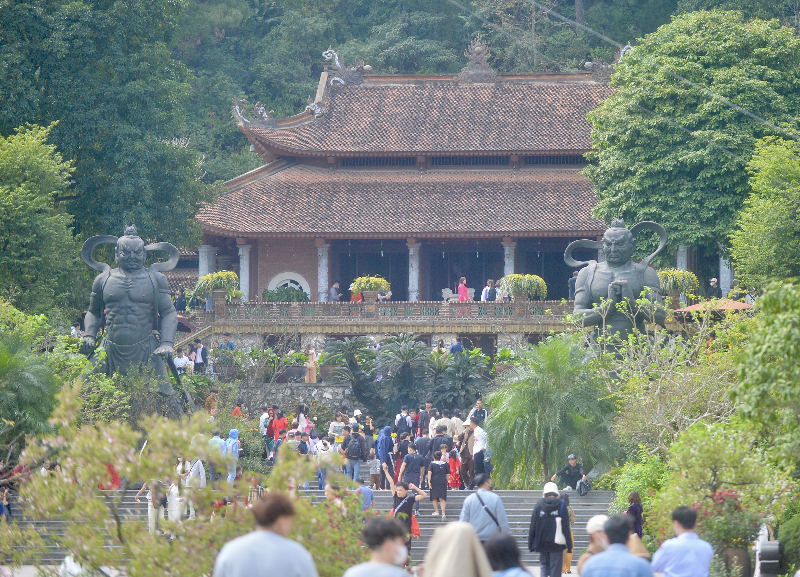 Hỗn loạn cảnh 'xe ôm' tranh giành, chèo kéo khách tại chùa nghìn tuổi ở Hà Nam- Ảnh 1.