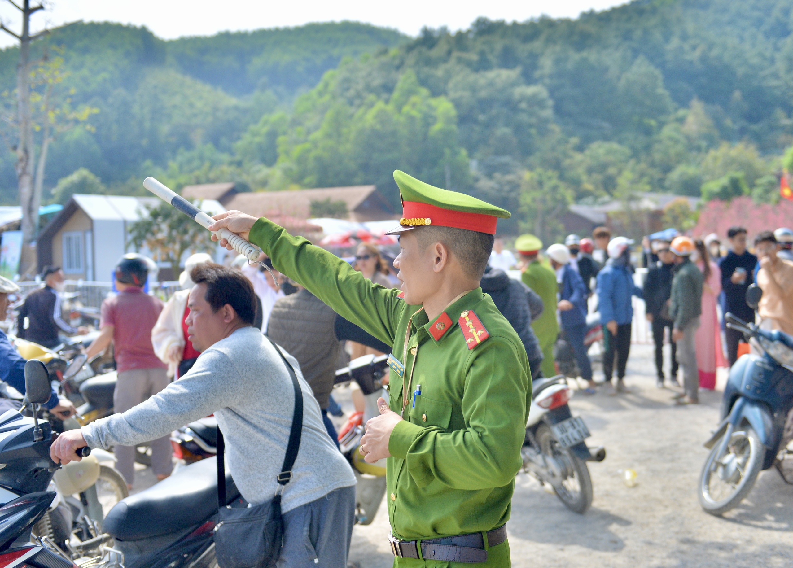 Hỗn loạn cảnh 'xe ôm' tranh giành, chèo kéo khách tại chùa nghìn tuổi ở Hà Nam- Ảnh 10.