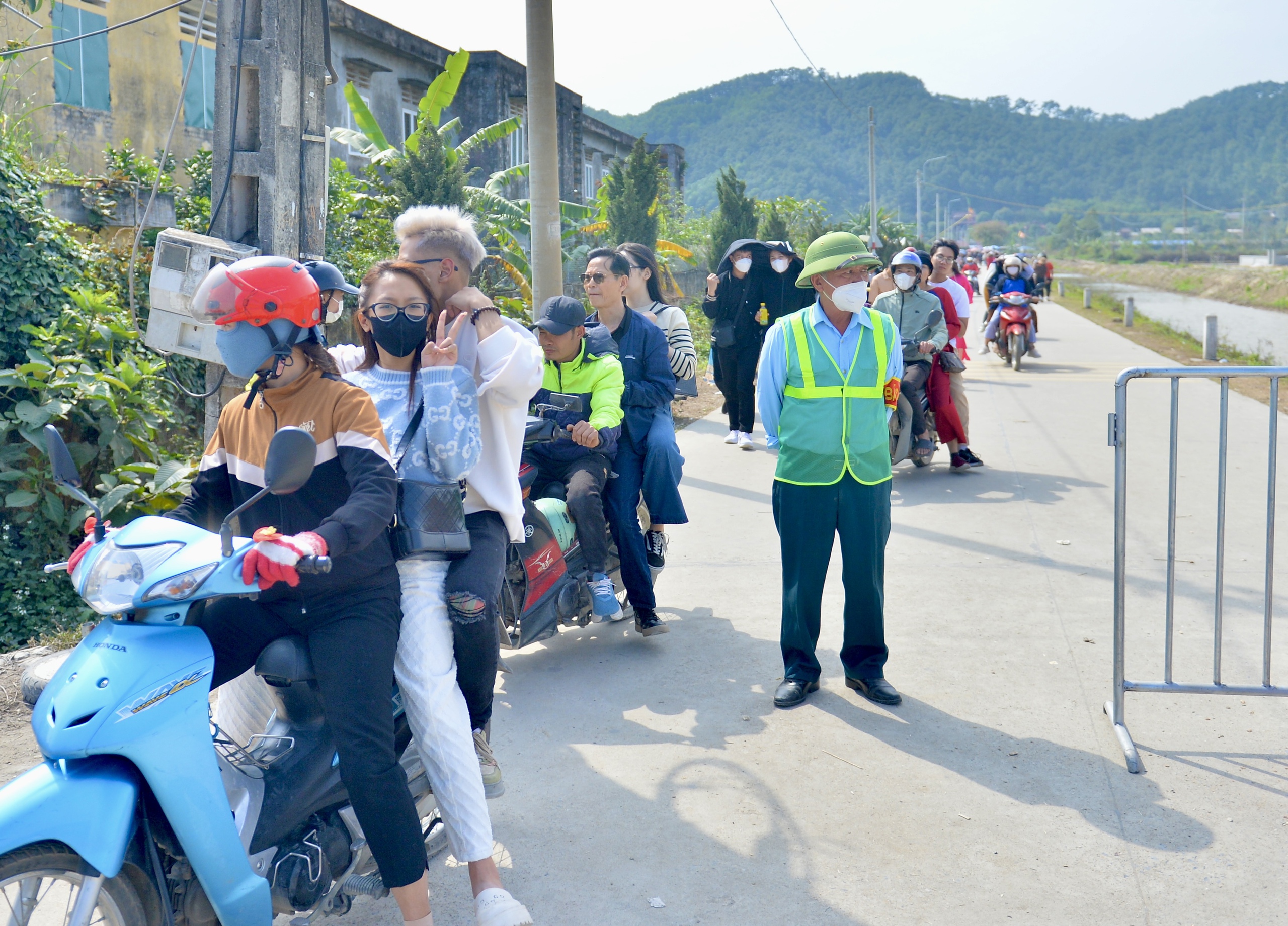 Hỗn loạn cảnh 'xe ôm' tranh giành, chèo kéo khách tại chùa nghìn tuổi ở Hà Nam- Ảnh 2.