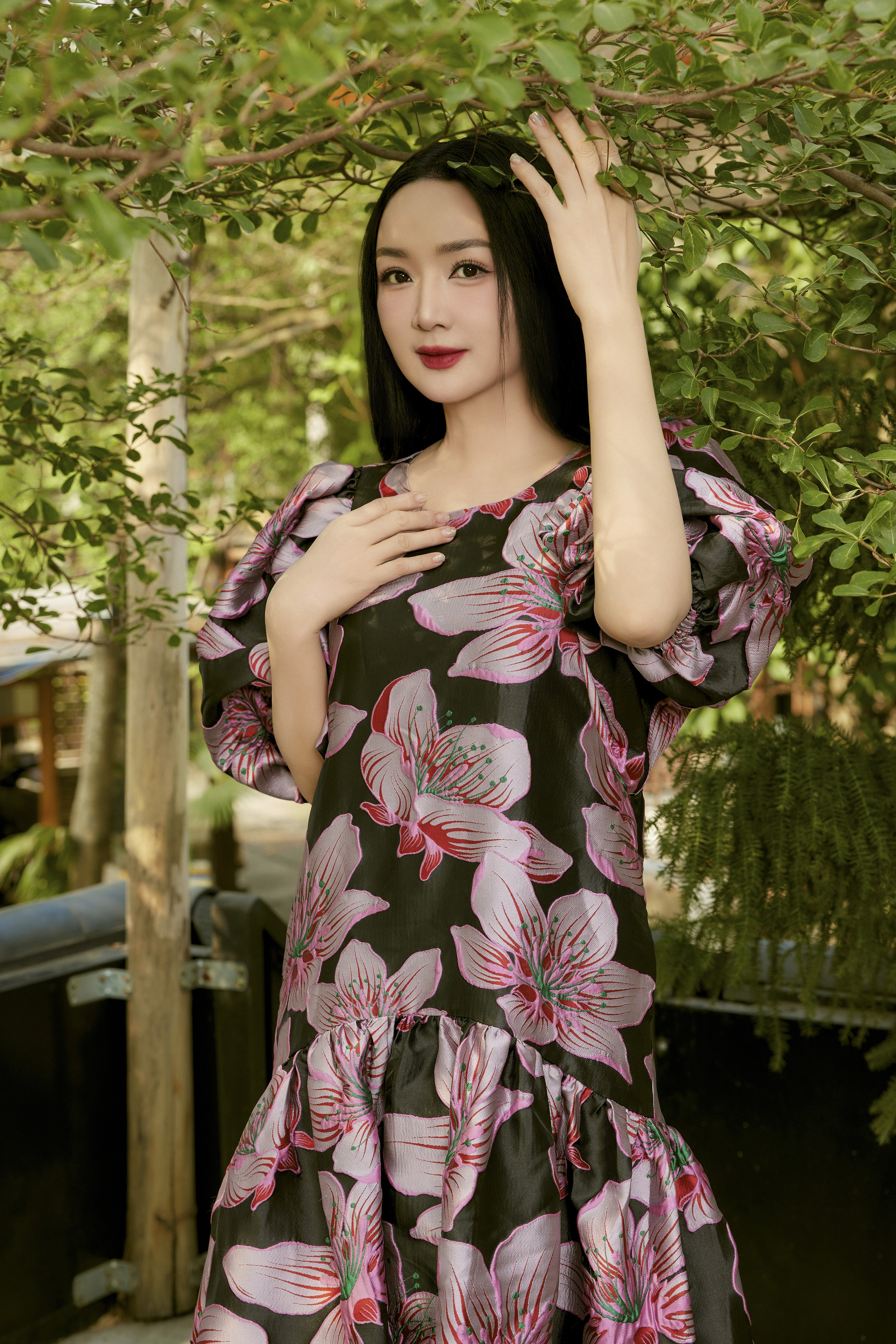 Hoa hậu Giáng My diện váy sặc sỡ du xuân đầu năm- Ảnh 3.
