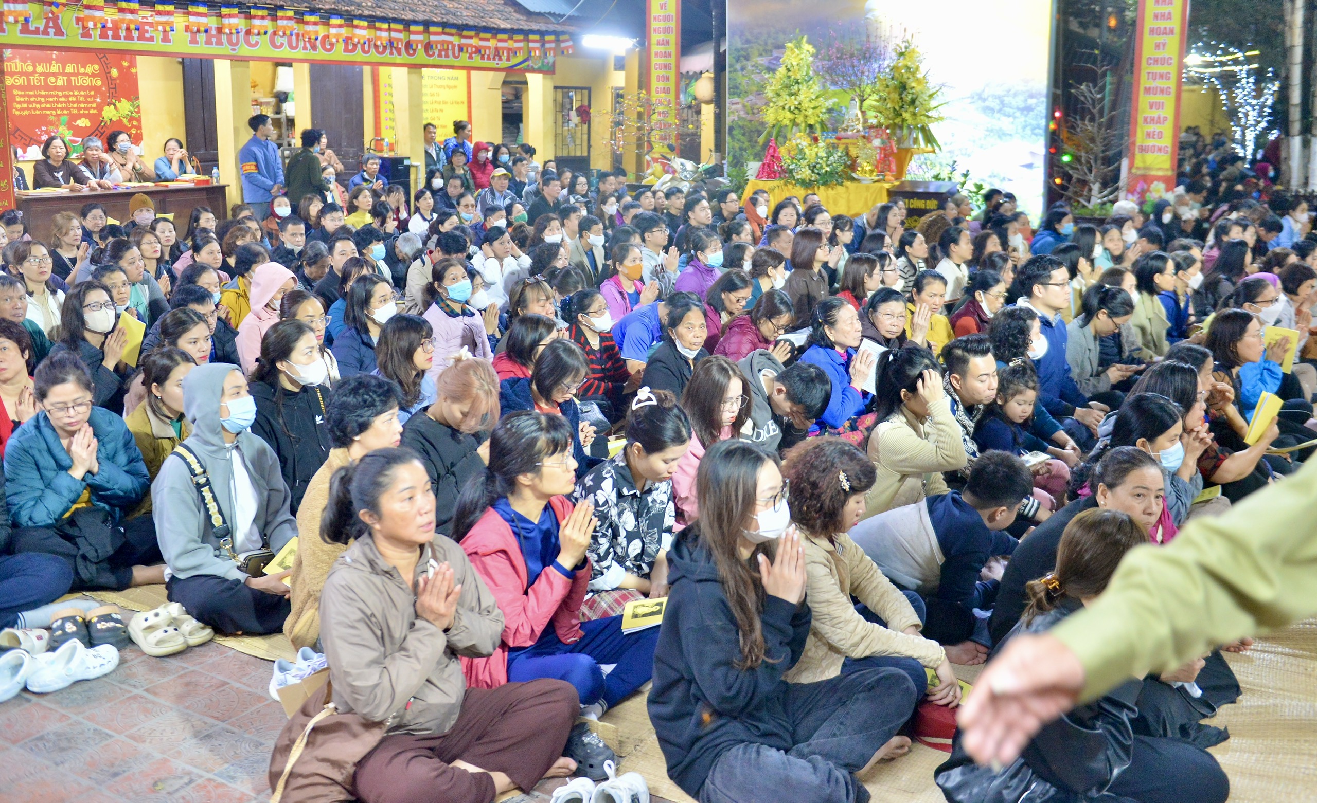 Người dân đứng tràn ra đường vái vọng cầu an, giải sao xấu ở chùa Phúc Khánh- Ảnh 1.
