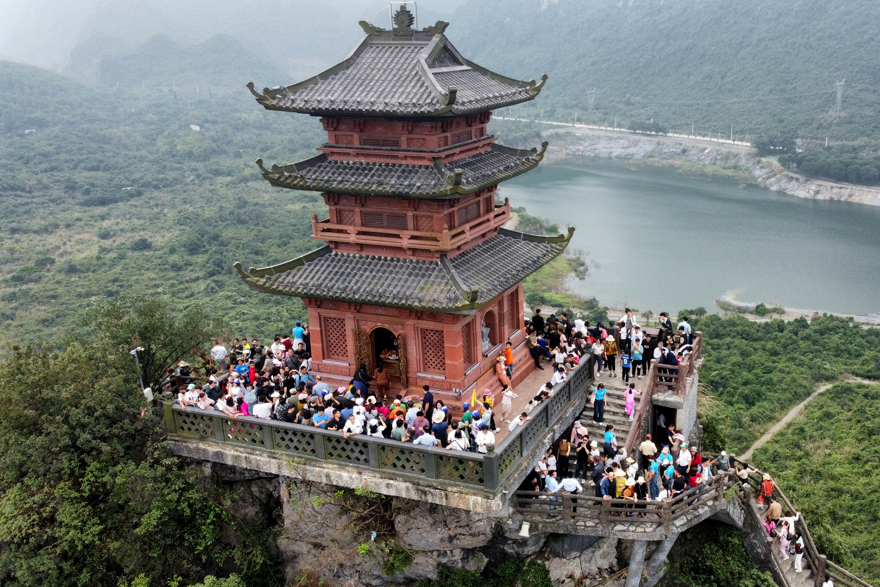 'Biển' người chen chân du xuân tại ngôi chùa lớn nhất thế giới- Ảnh 2.