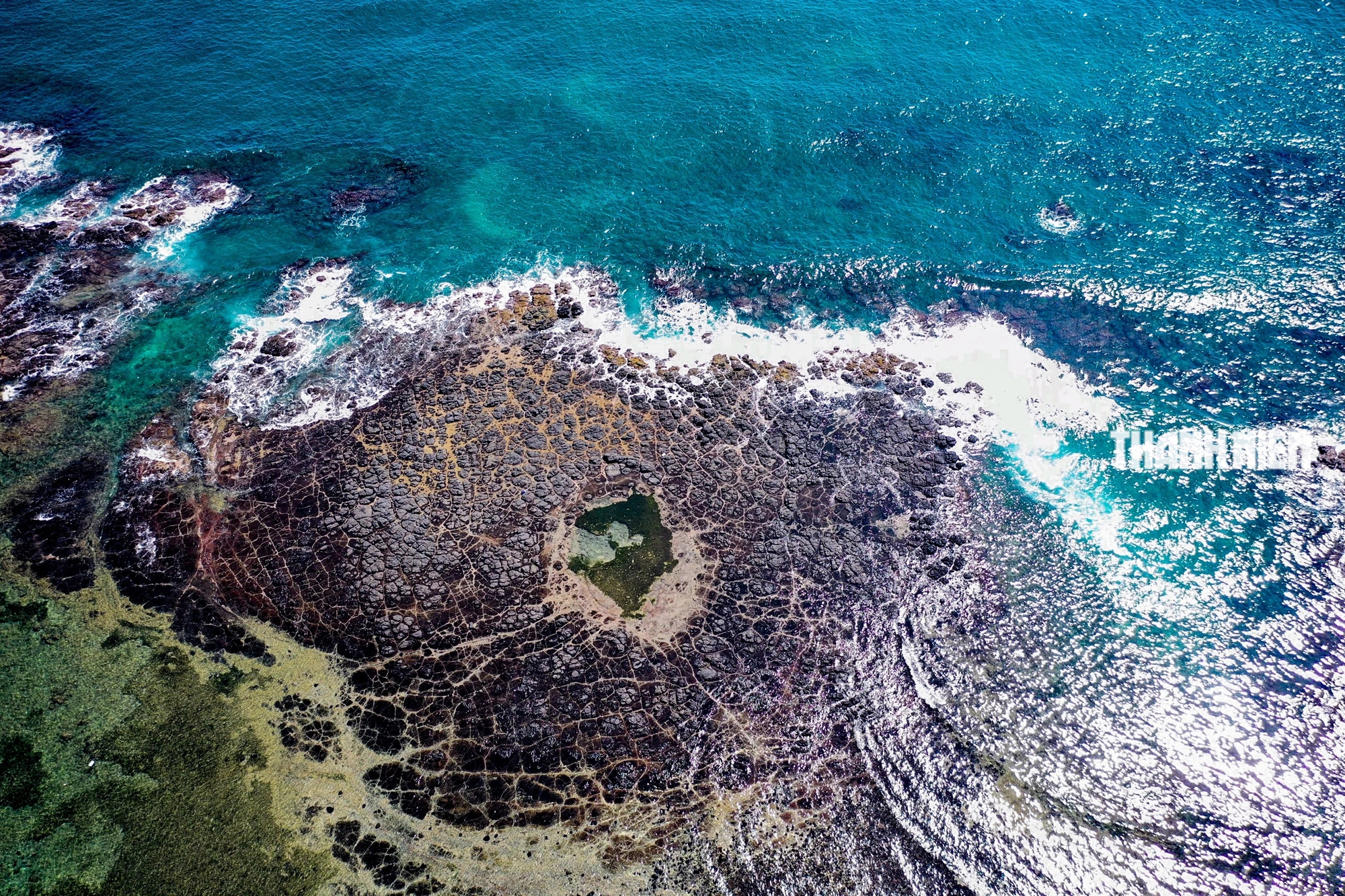 Vẻ đẹp kỳ bí của miệng núi lửa triệu năm bên bờ biển Quảng Ngãi- Ảnh 3.