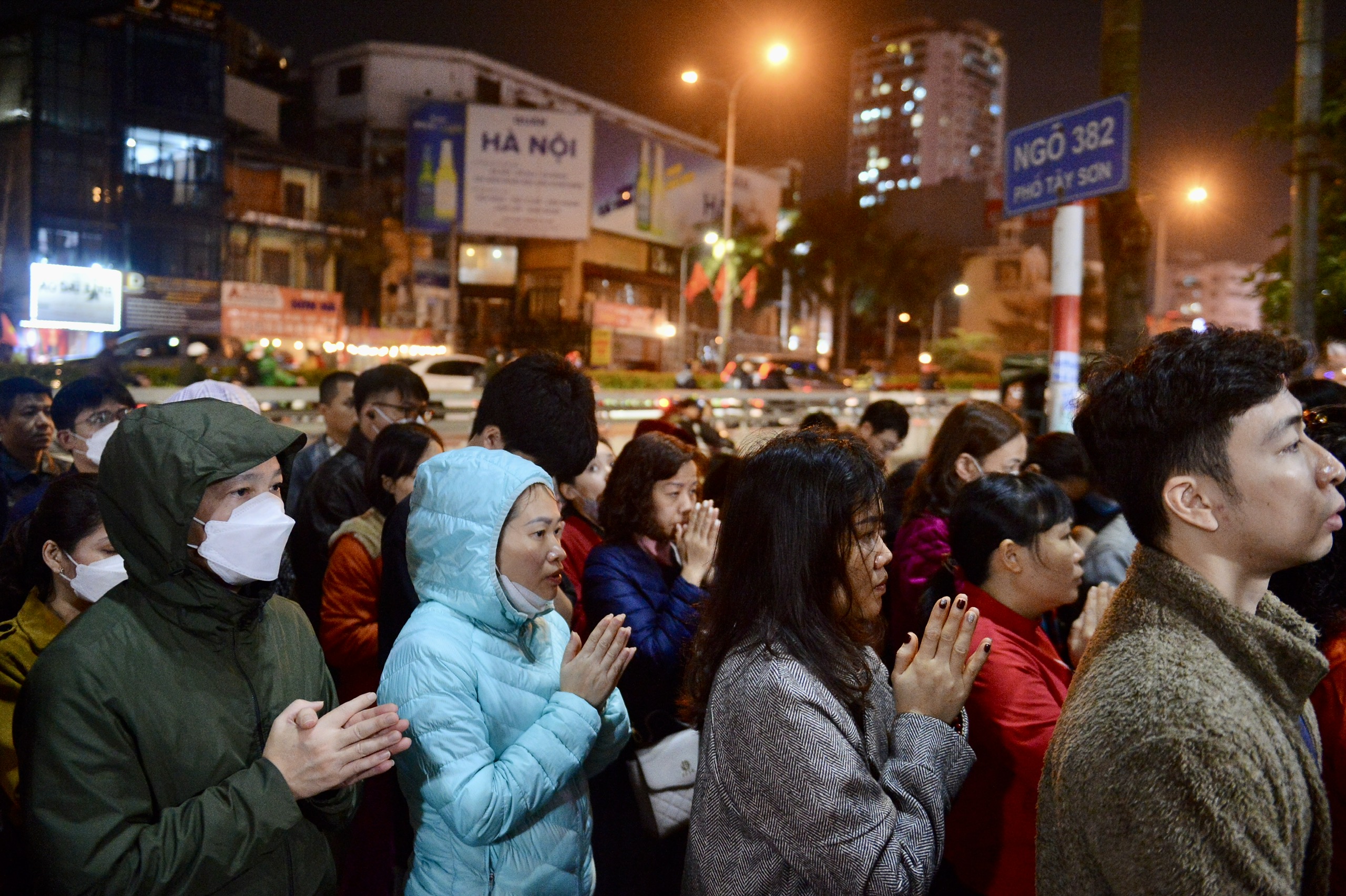 Người dân đứng tràn ra đường vái vọng cầu an, giải sao xấu ở chùa Phúc Khánh- Ảnh 8.