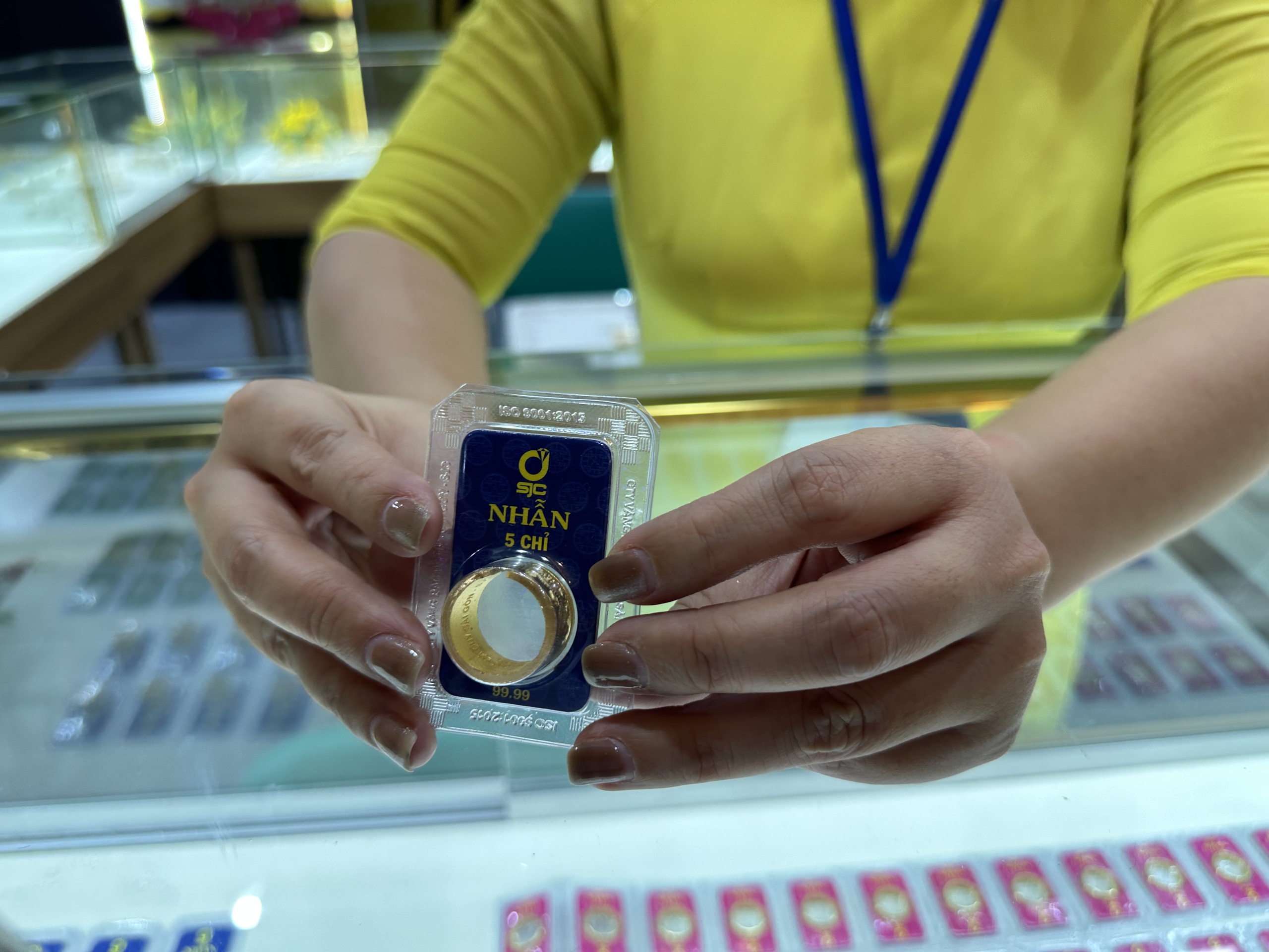 Giá vàng hôm nay 21.2.2024: Người mua vàng nhẫn tiếp tục lỗ sau ngày Thần tài- Ảnh 1. Giá vàng hôm nay 21.2.2024: Người mua vàng nhẫn tiếp tục lỗ sau ngày Thần tài- Ảnh 1.