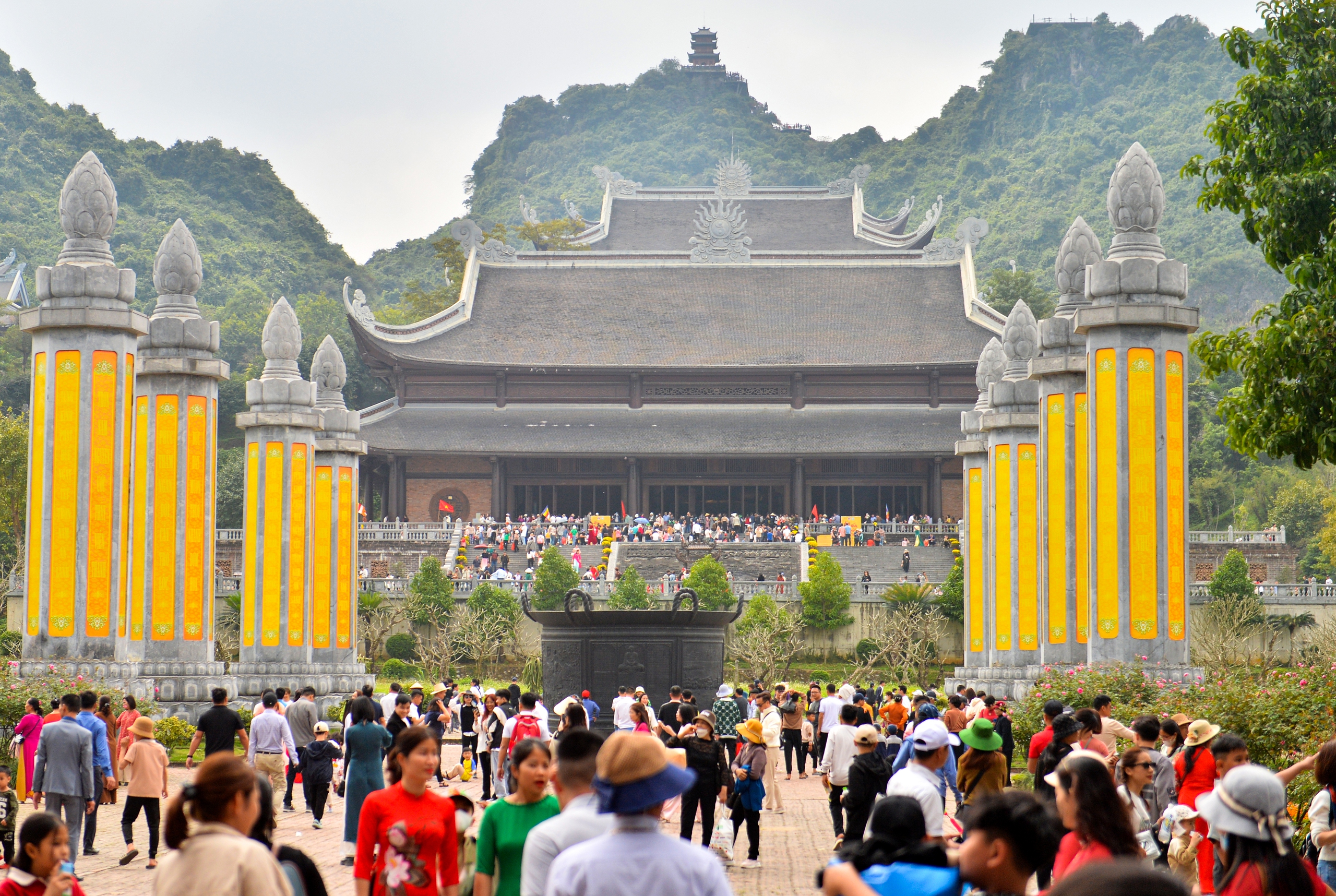 'Biển' người chen chân du xuân tại ngôi chùa lớn nhất thế giới- Ảnh 3.