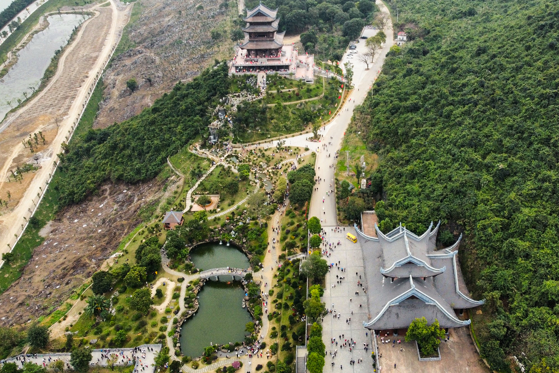 'Biển' người chen chân du xuân tại ngôi chùa lớn nhất thế giới- Ảnh 1.